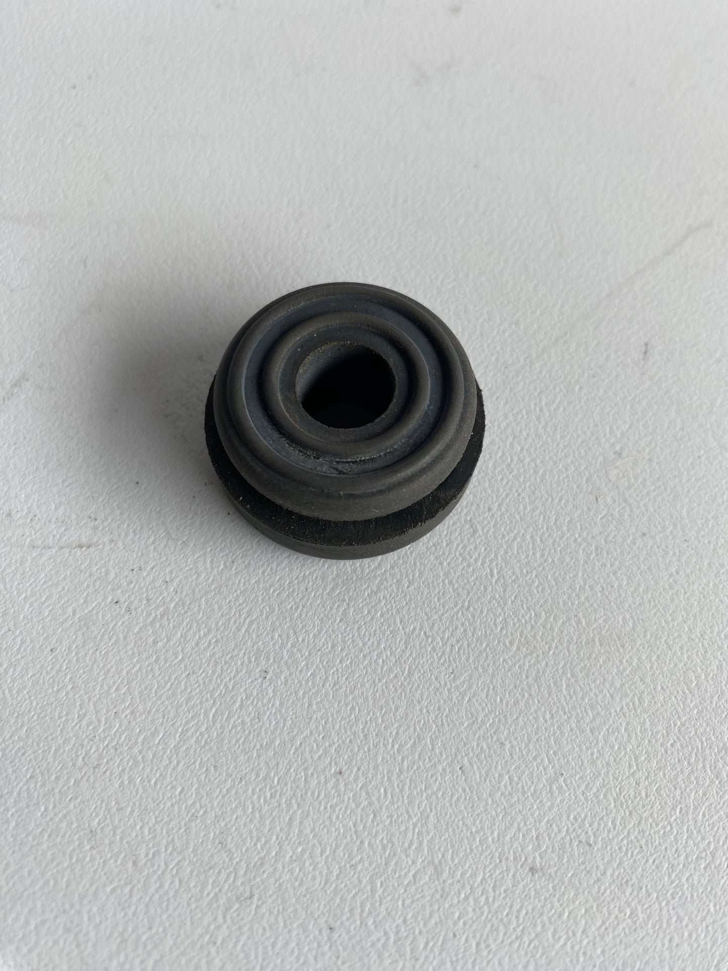 Caoutchouc de fixation de sacoche Touring Harley Davidson REF OEM 11464