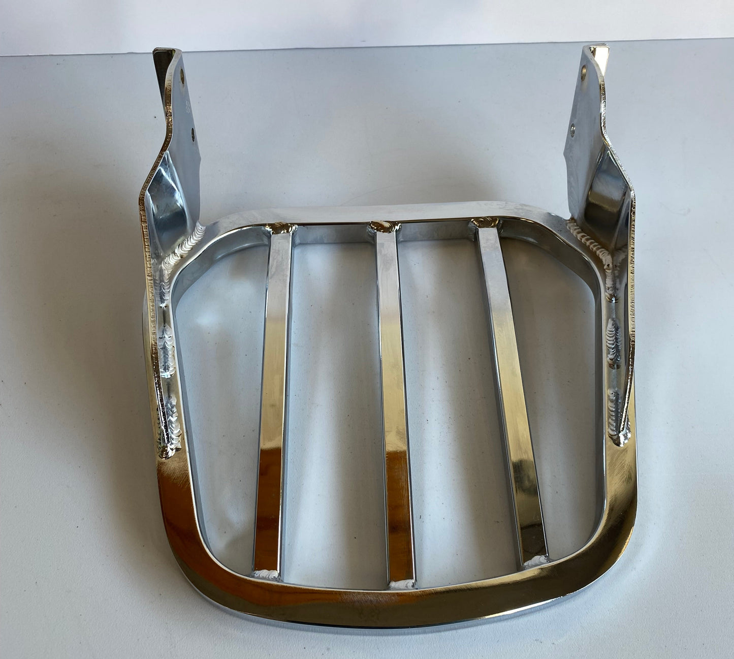 Porte paquet chromé sur sissy bar Dyna Fat Bob Harley Davidson REF OEM 53982-08