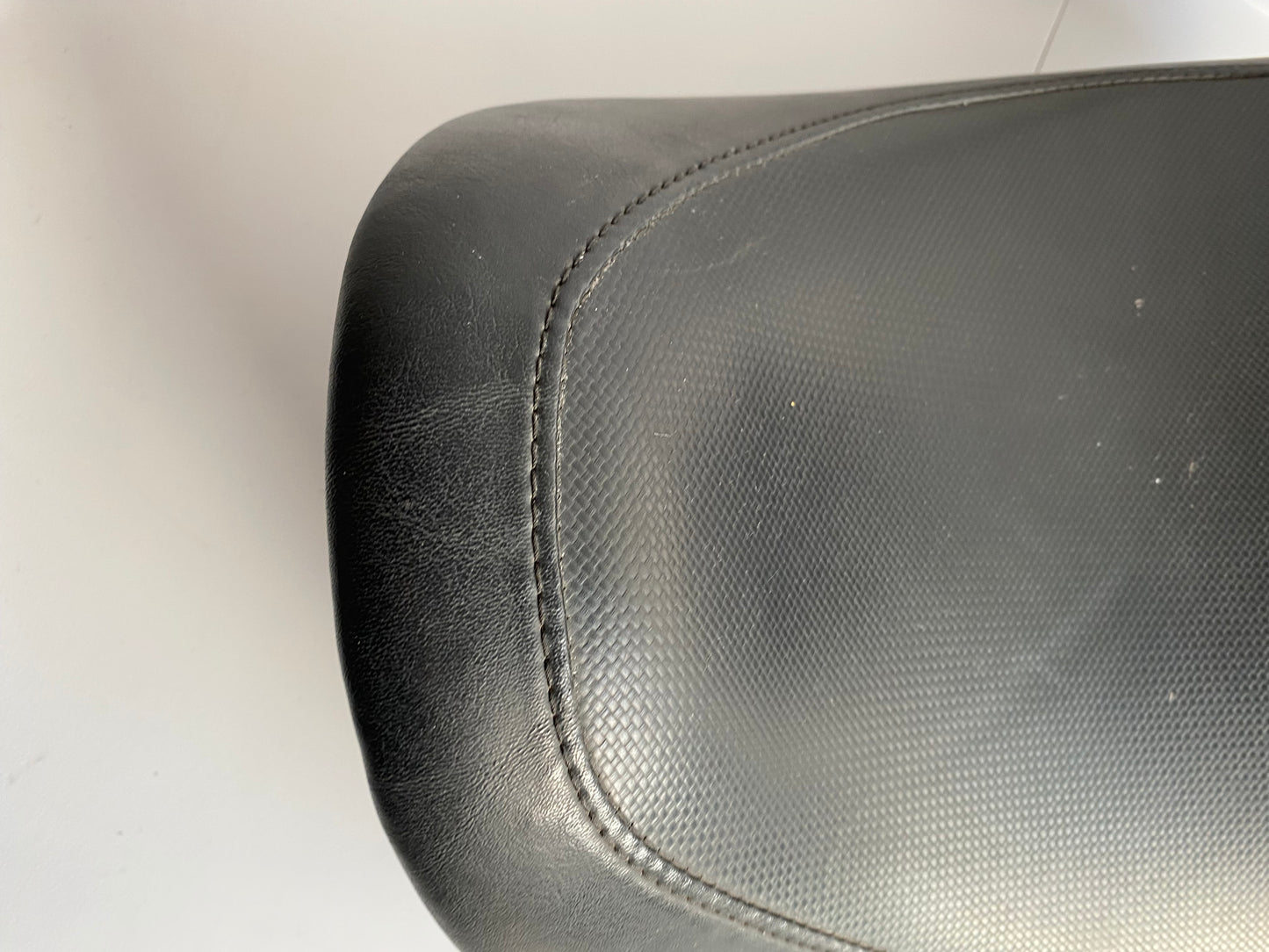 solo seat VROD Harley Davidson REF OEM 52383-01