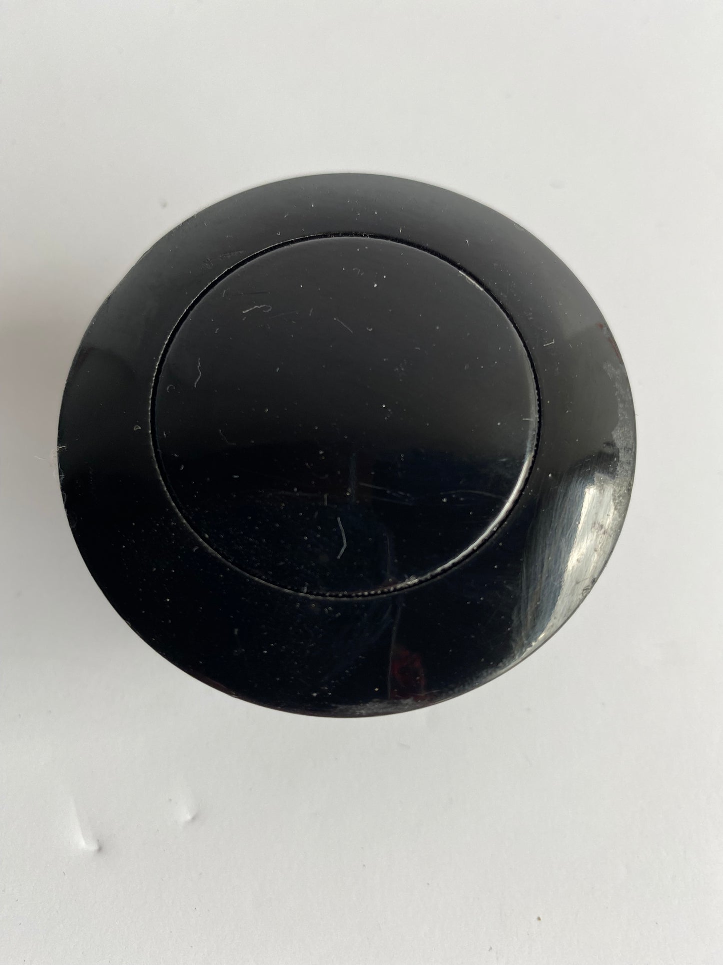 Bouchon de réservoir POP-UP noir droit Harley Davidson 96-18
