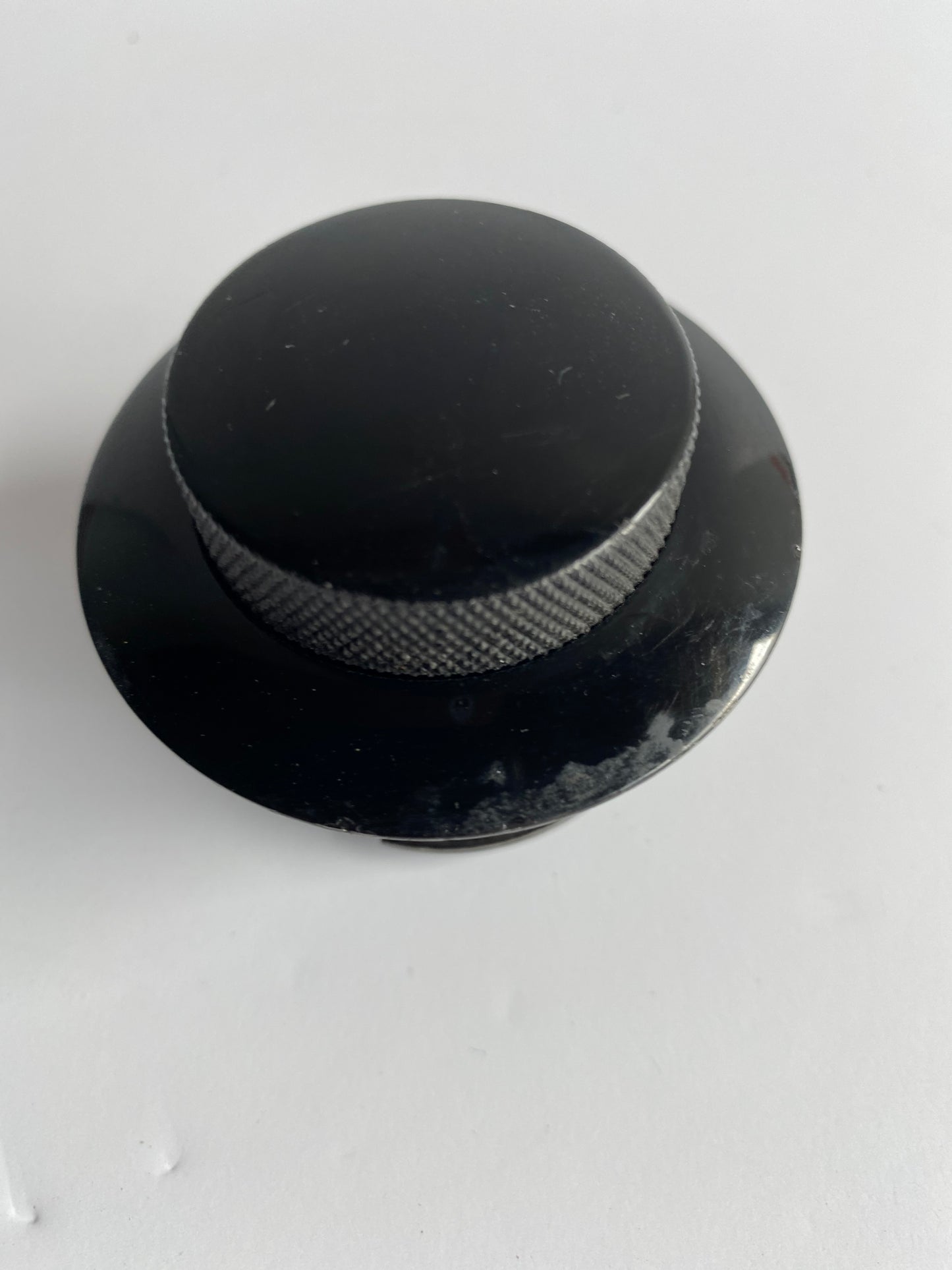 Bouchon de réservoir POP-UP noir droit Harley Davidson 96-18