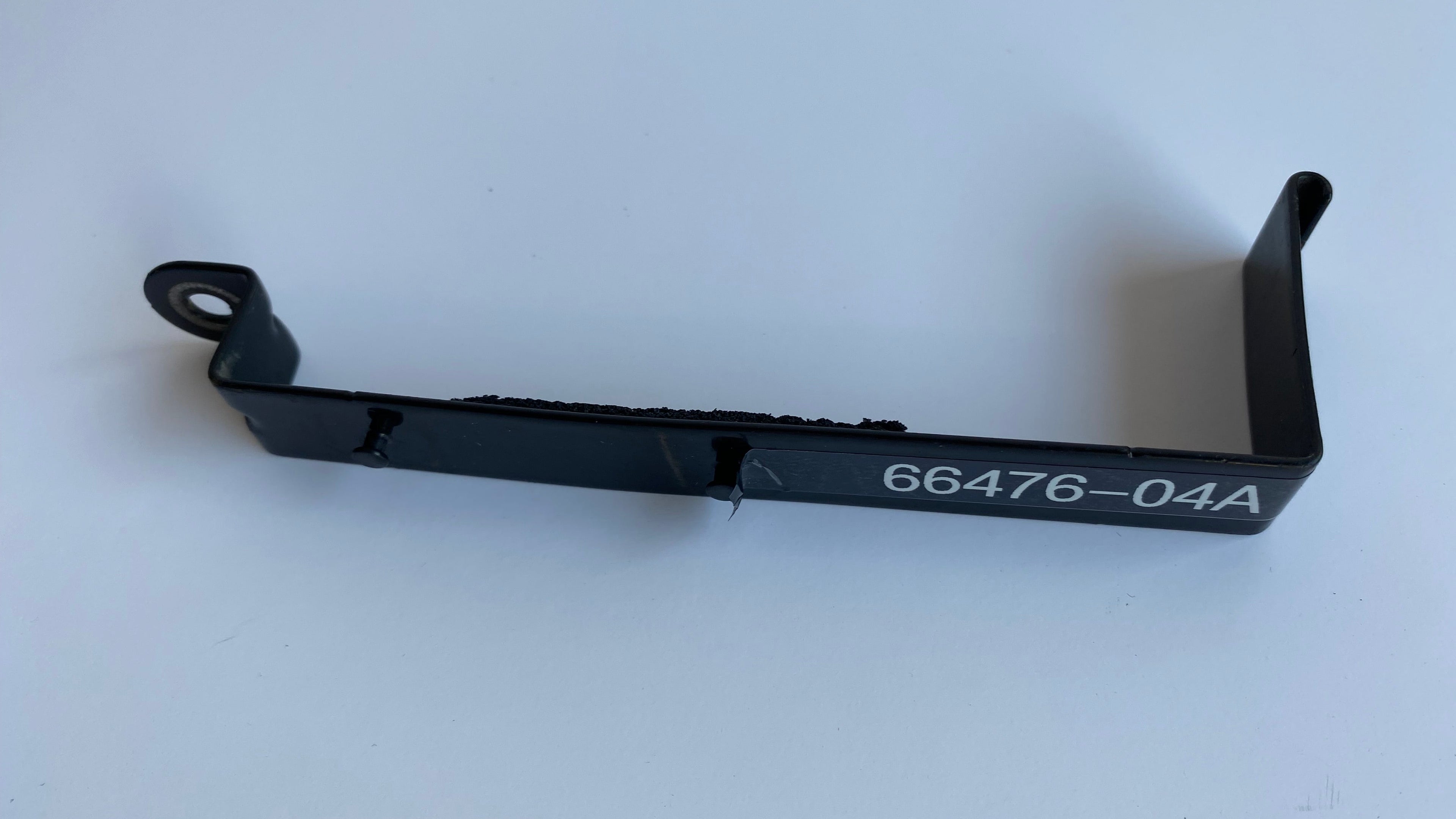 Barre de maintien de batterie Sportster Harley Davidson REF OEM 66476-04A