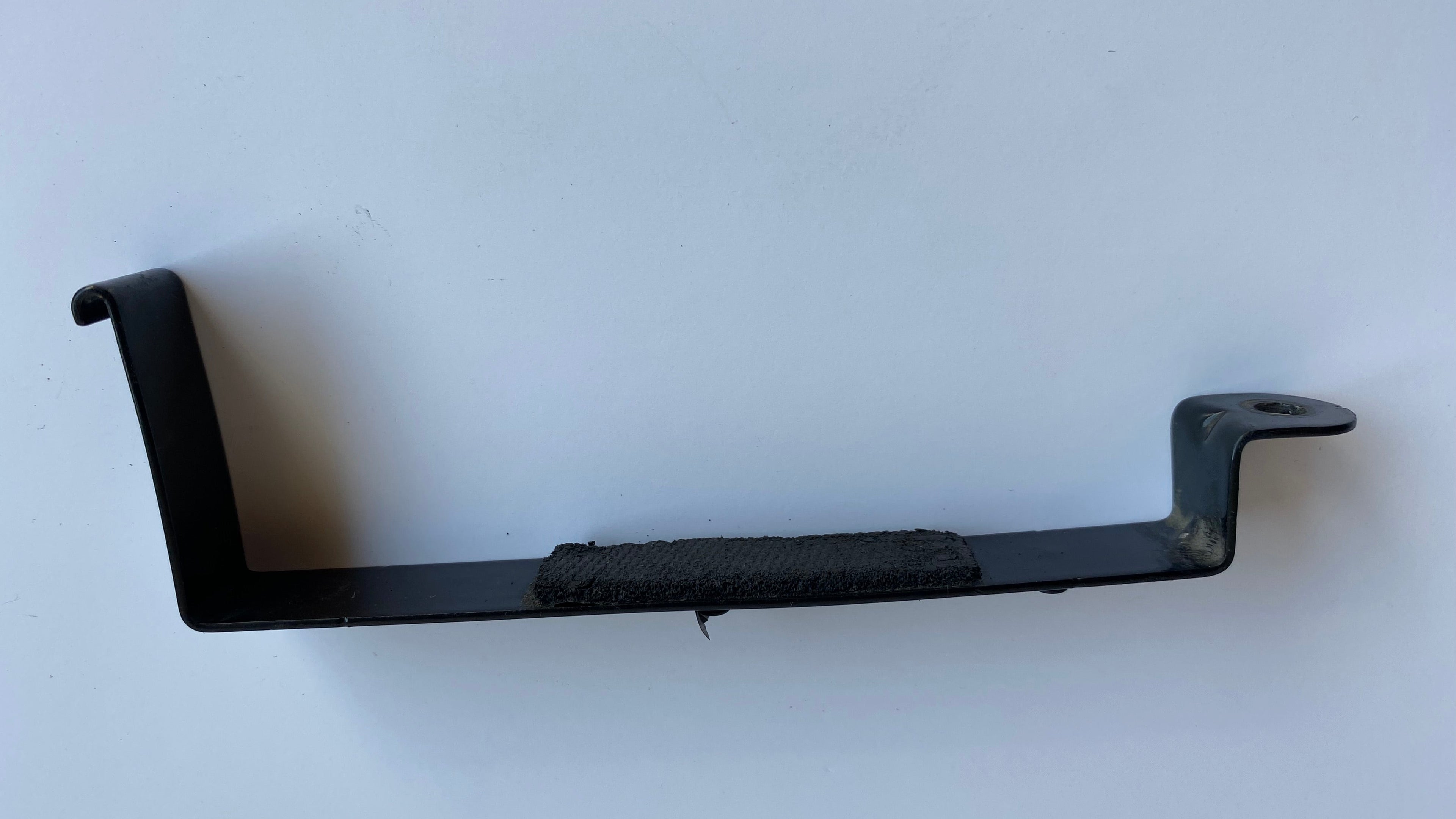 Barre de maintien de batterie Sportster Harley Davidson REF OEM 66476-04A