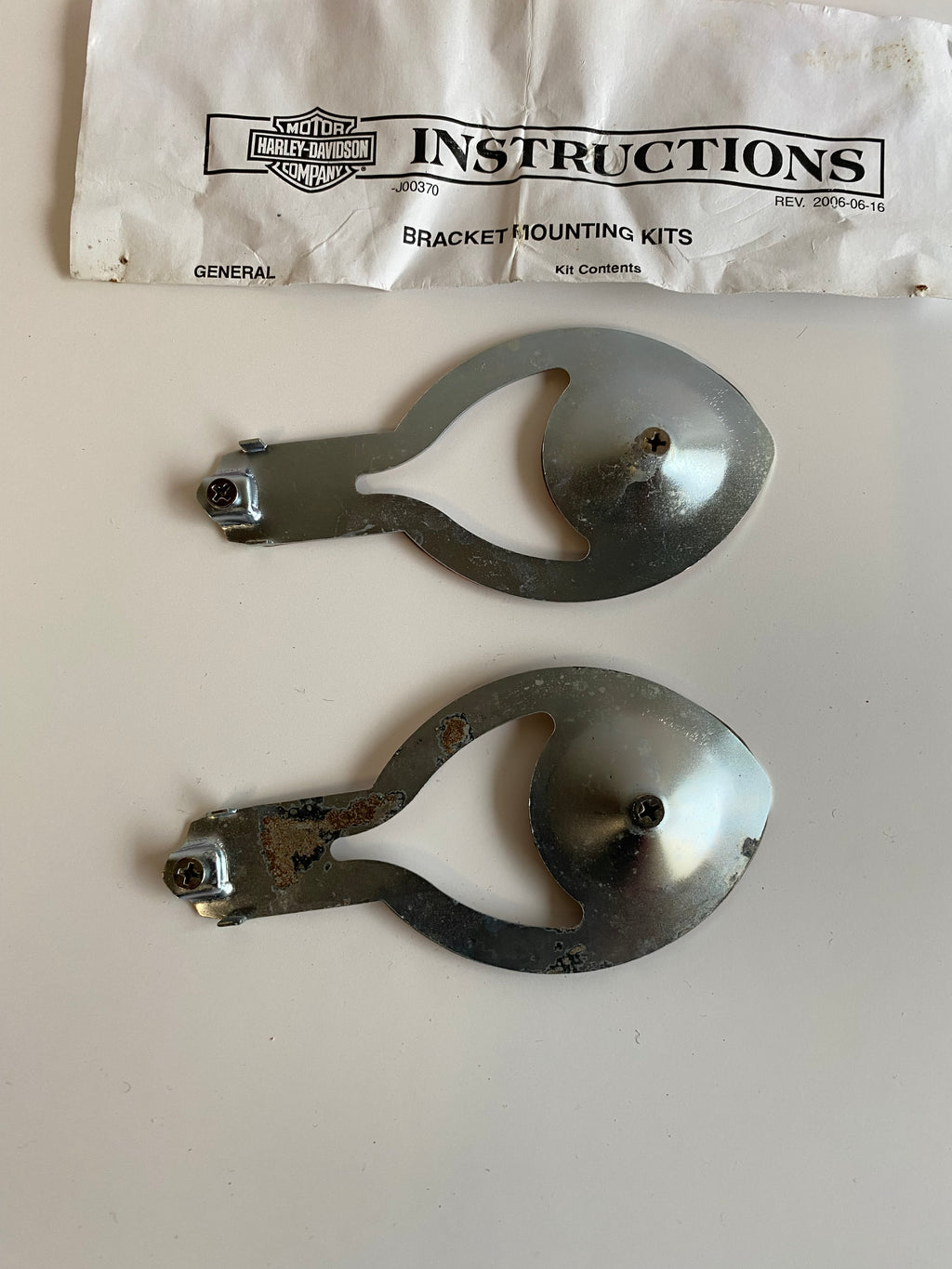Kit de montage pour emblèmes de réservoir Harley Davidson REF OEM : 61782-91T