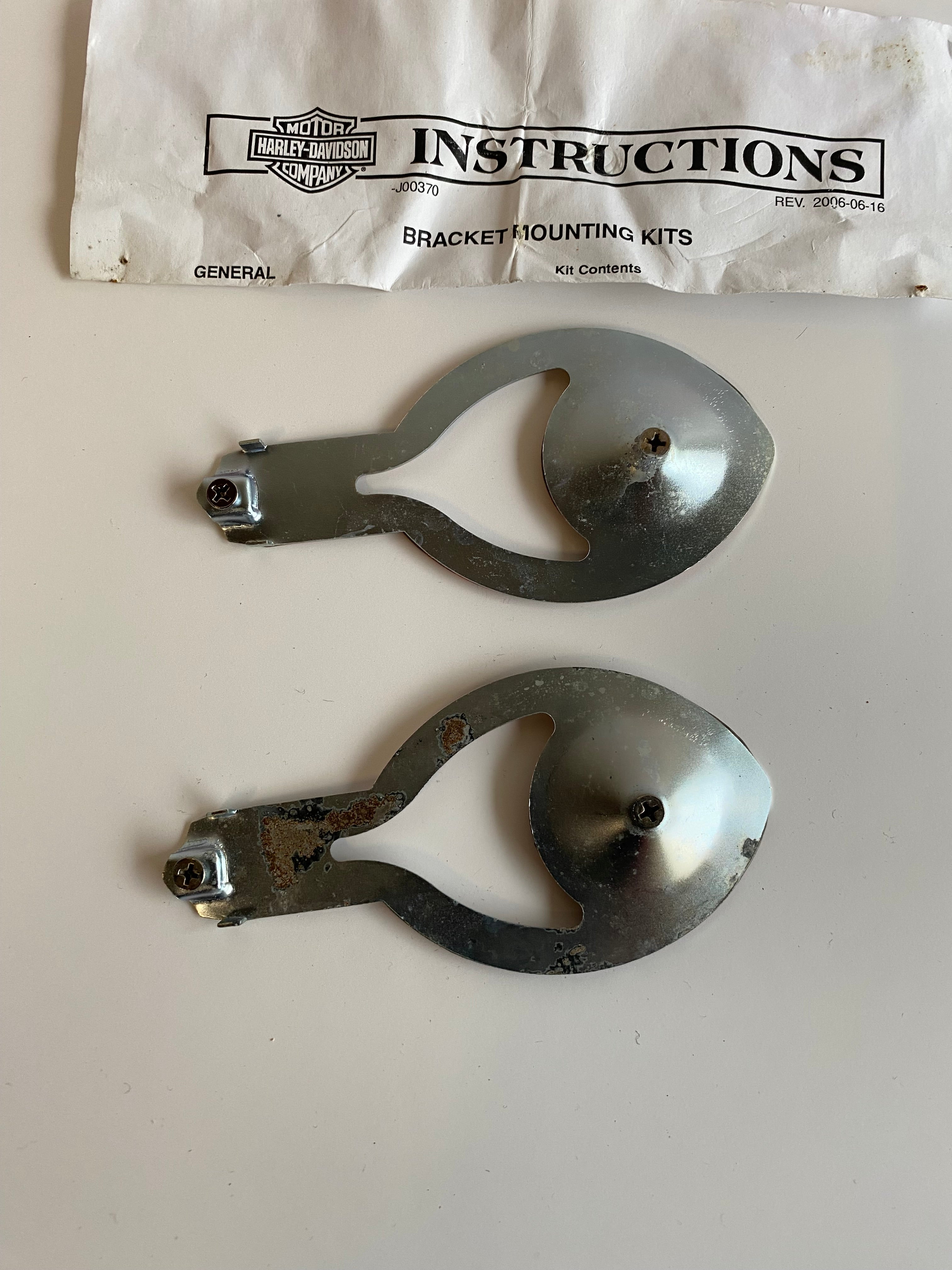 Kit de montage pour emblèmes de réservoir Harley Davidson REF OEM : 61782-91T