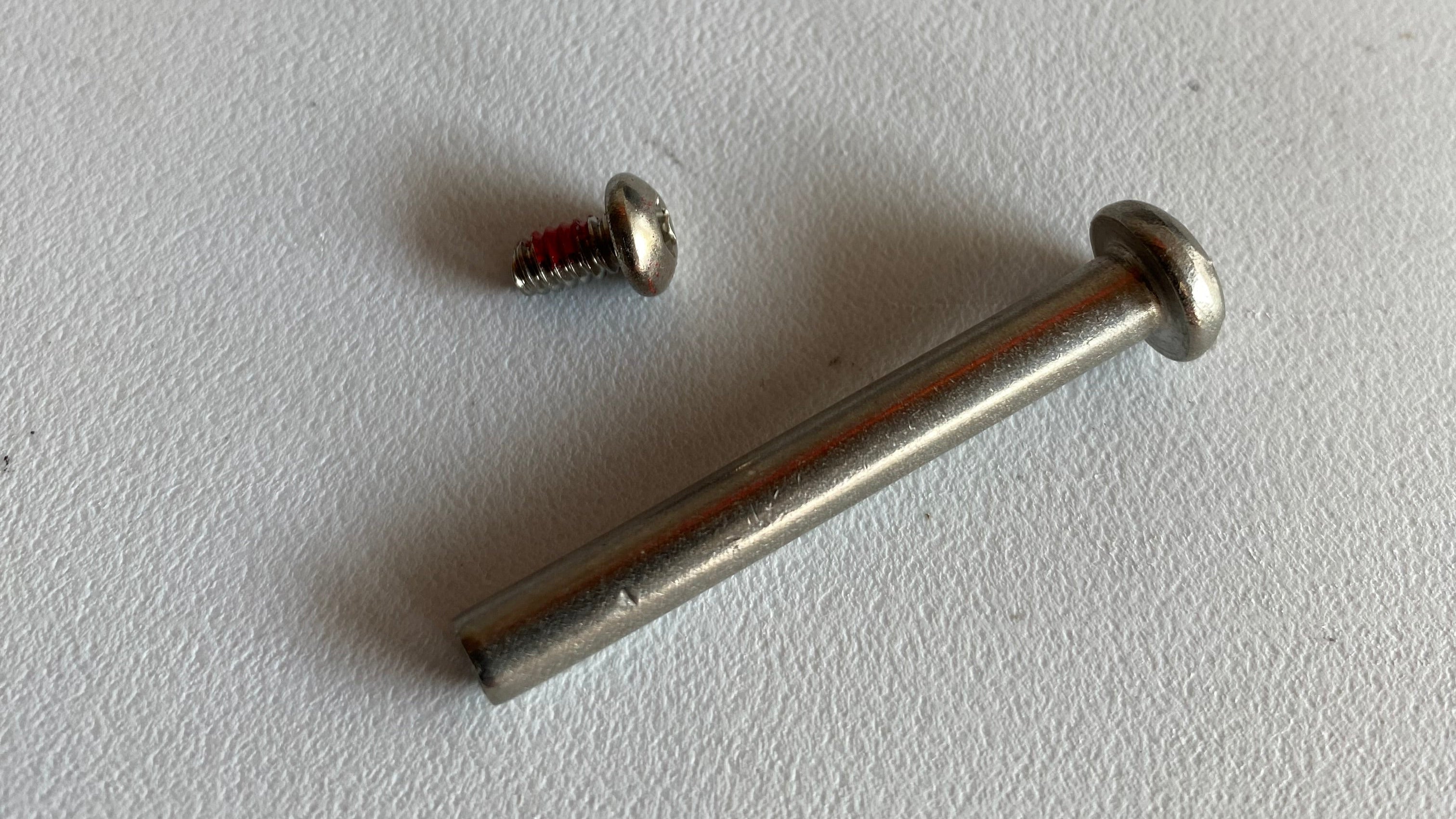 Axe de charnière Tour Pak Touring Harley Davidson REF OEM 8500A