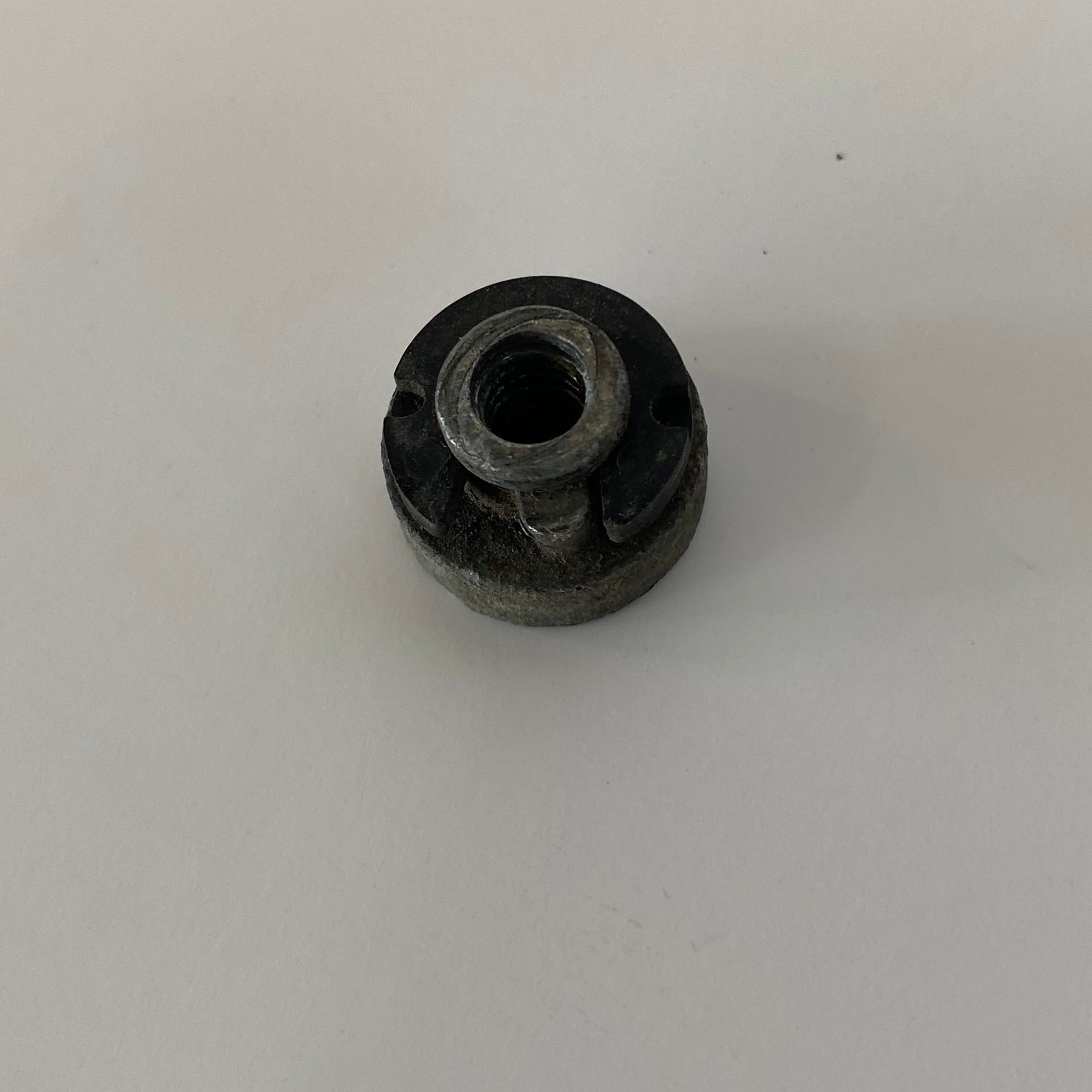 Ecrou de selle garde boue arrière Harley Davidson REF OEM 59768-97