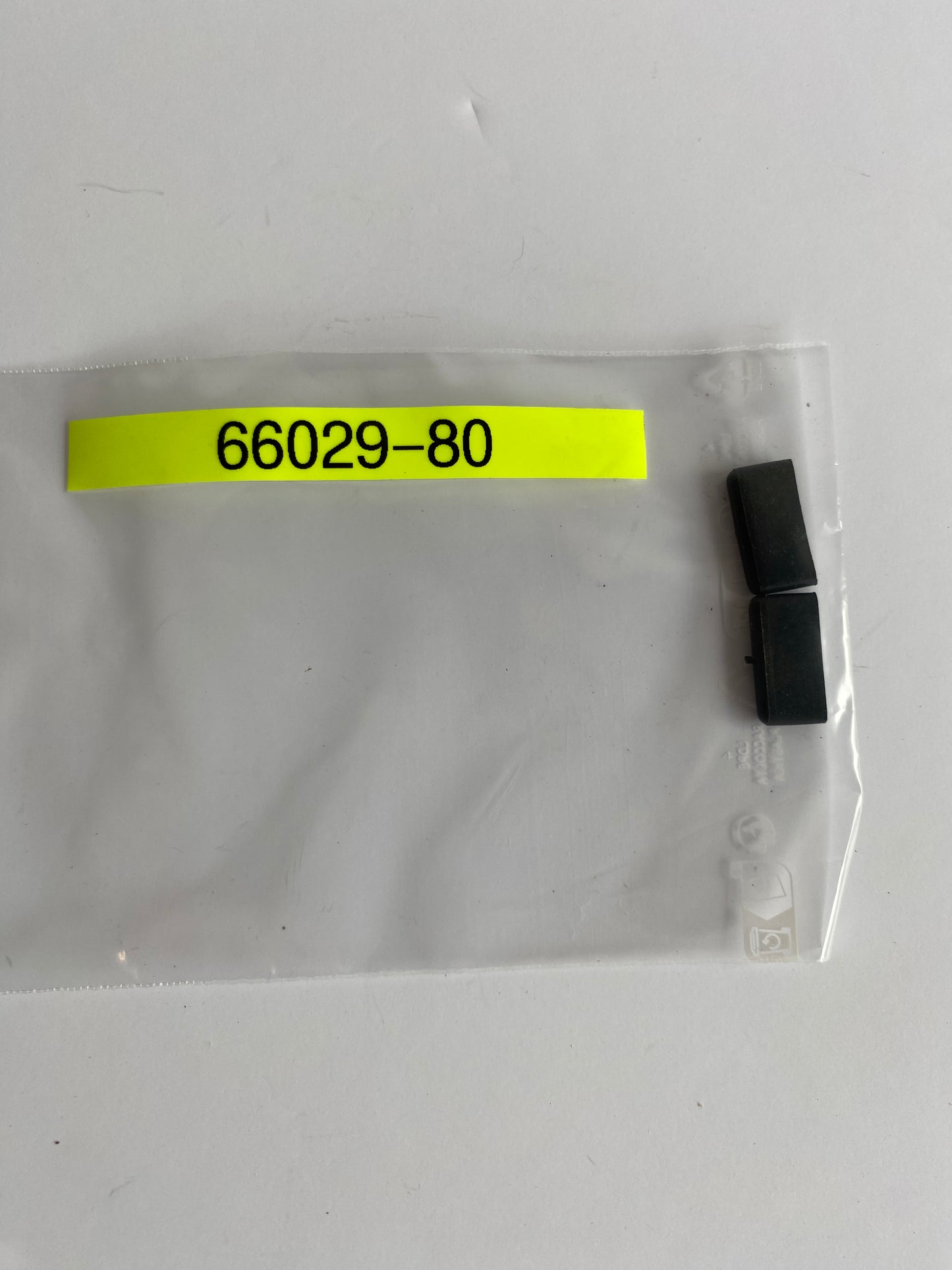 Caoutchouc pour couvercle latéral de batterie Harley Davidson REF OEM : 66029-80