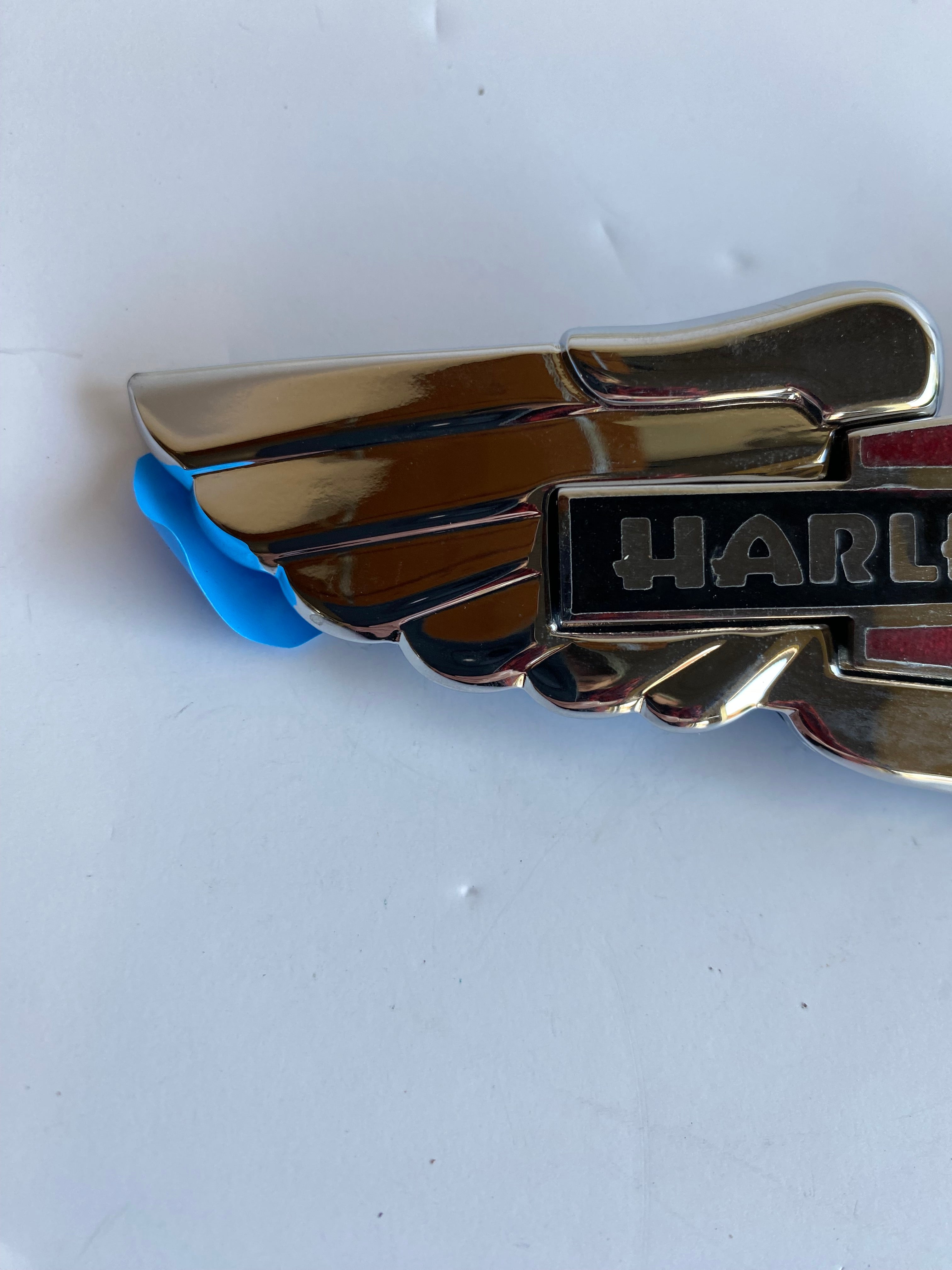 Médaillon de réservoir gauche Harley Davidson REF OEM : 62276-05