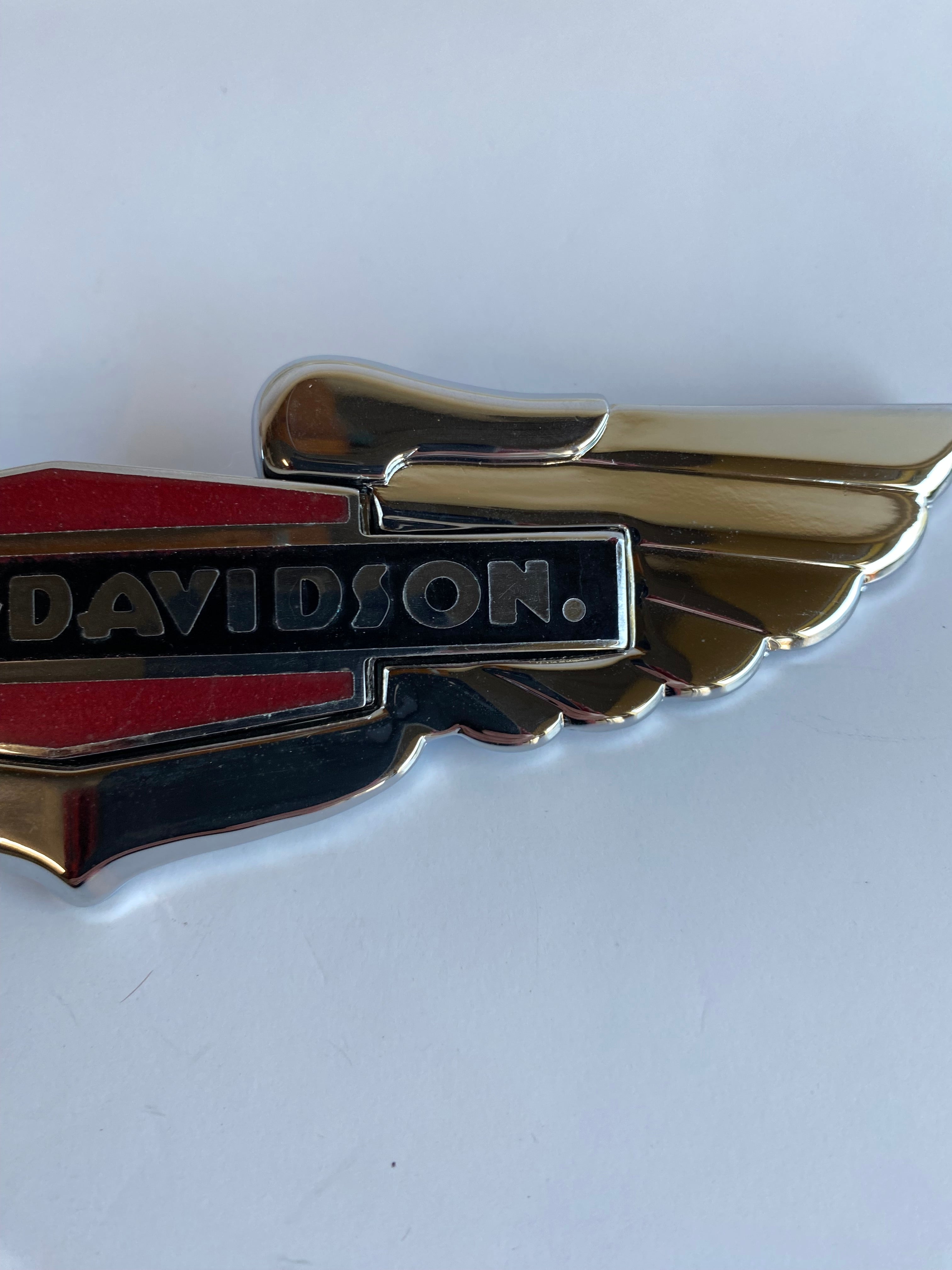 Médaillon de réservoir gauche Harley Davidson REF OEM : 62276-05