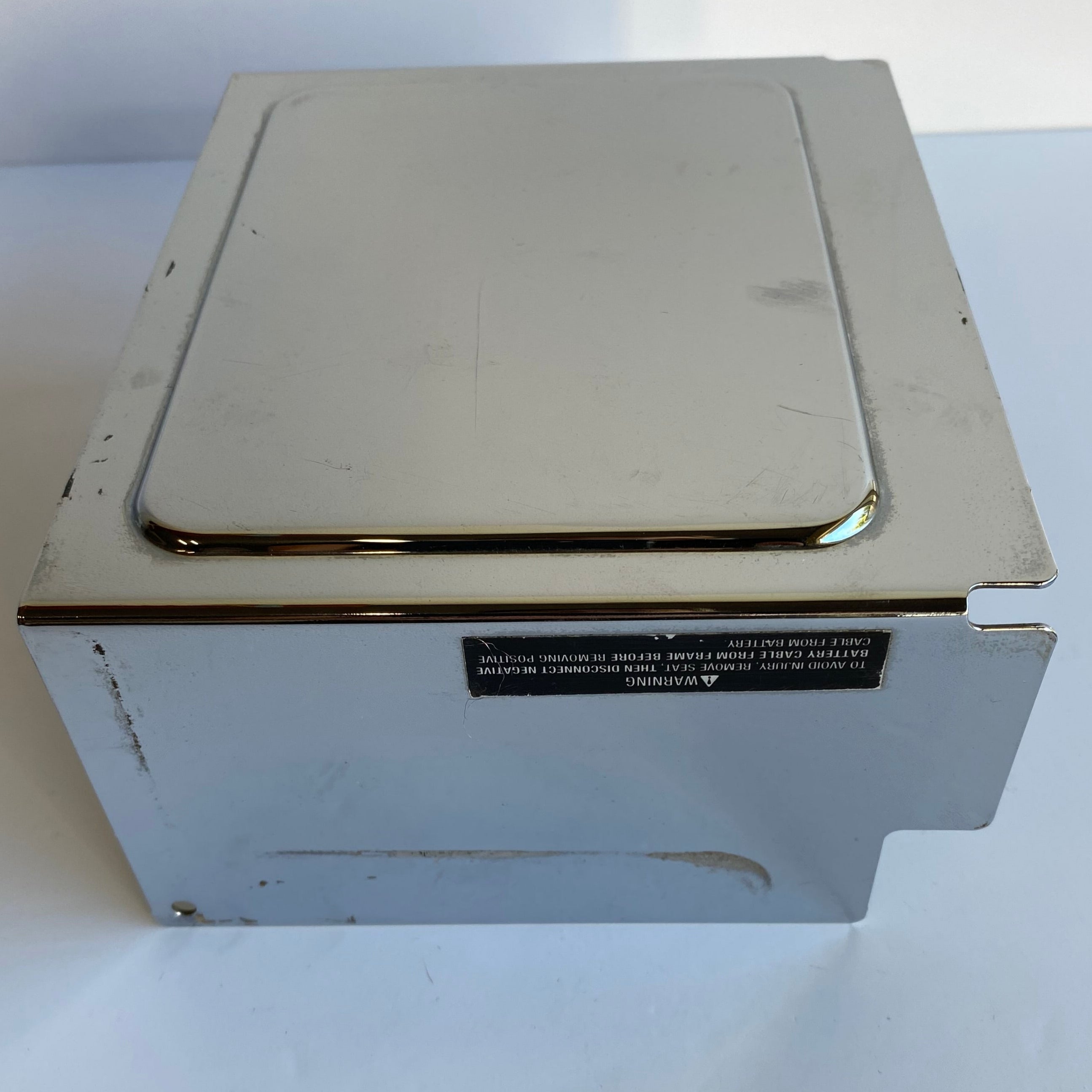 Cache batterie  chrome Dyna Harley Davidson REF OEM : 66375-97