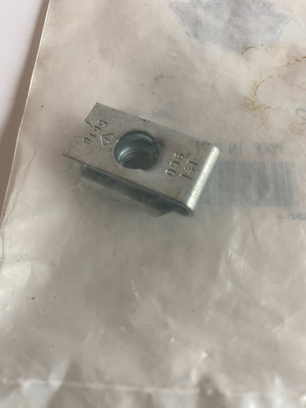 Clip écrou pour cache latéral gauche Haley Davidson REF OEM : 8102