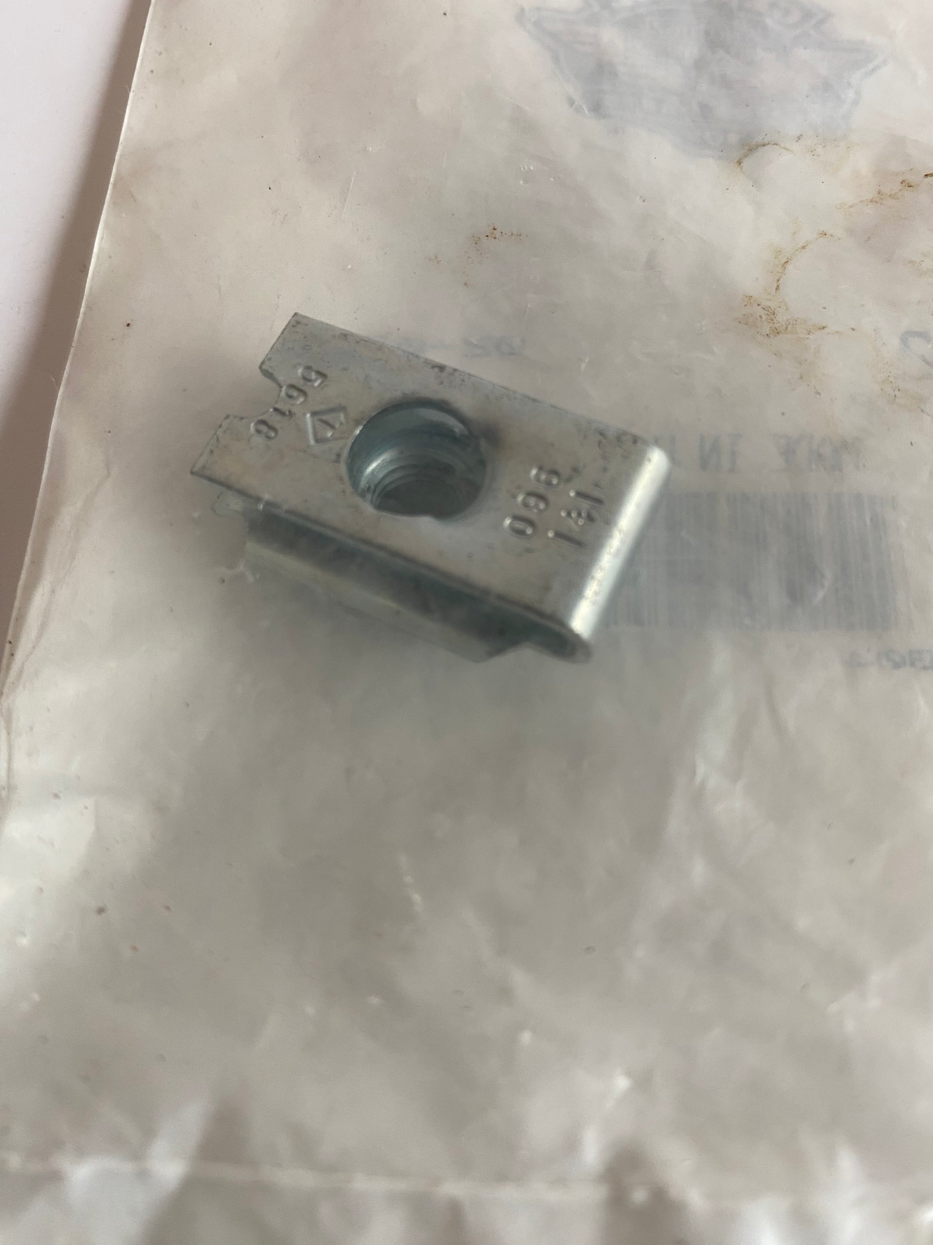 Clip écrou pour cache latéral gauche Haley Davidson REF OEM : 8102