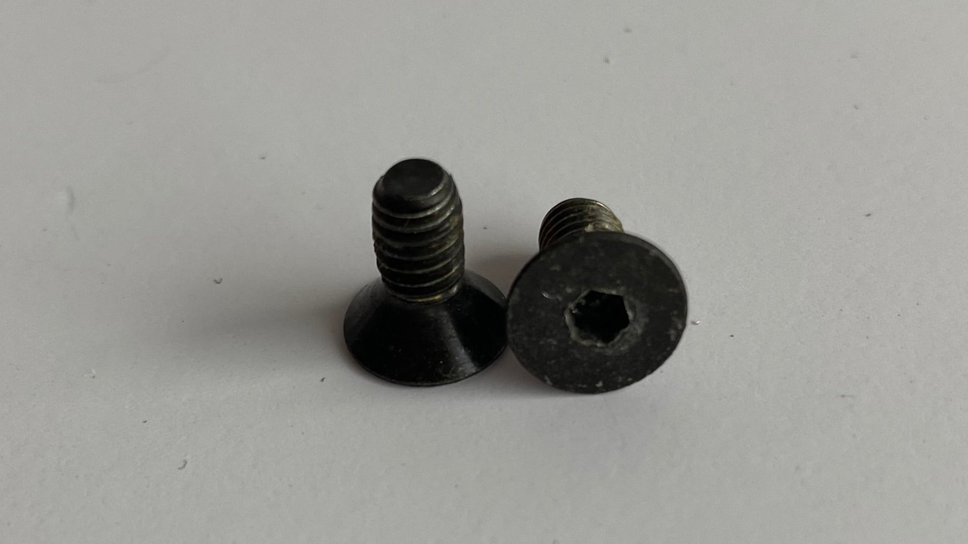 Jeu de 2 vis 8-32 X 3/8" maintien compteur Harley Davidson REF OEM 2361