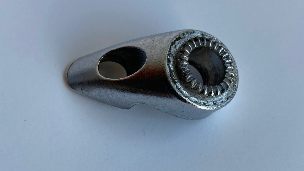 Support clignotant avant Harley Davidson REF OEM 68477-73