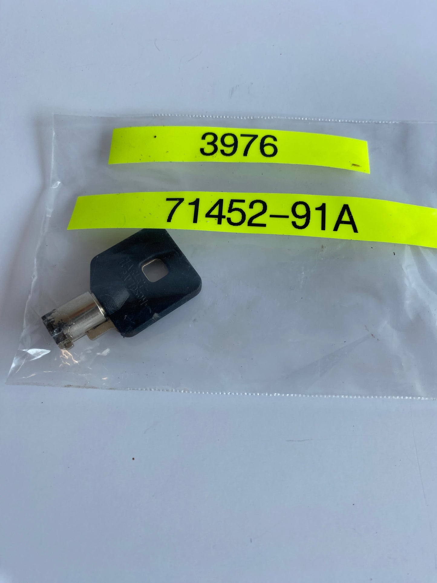 Clé pour contacteur à clé Harley Davidson REF OEM  : 71452-91A
