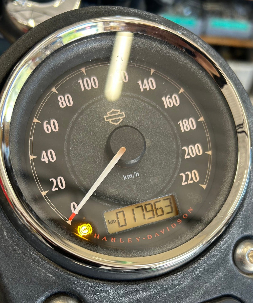Compteur de vitesse en Km/h avec 17.963 kms Dyna Harley Davidson REF OEM 67479-12