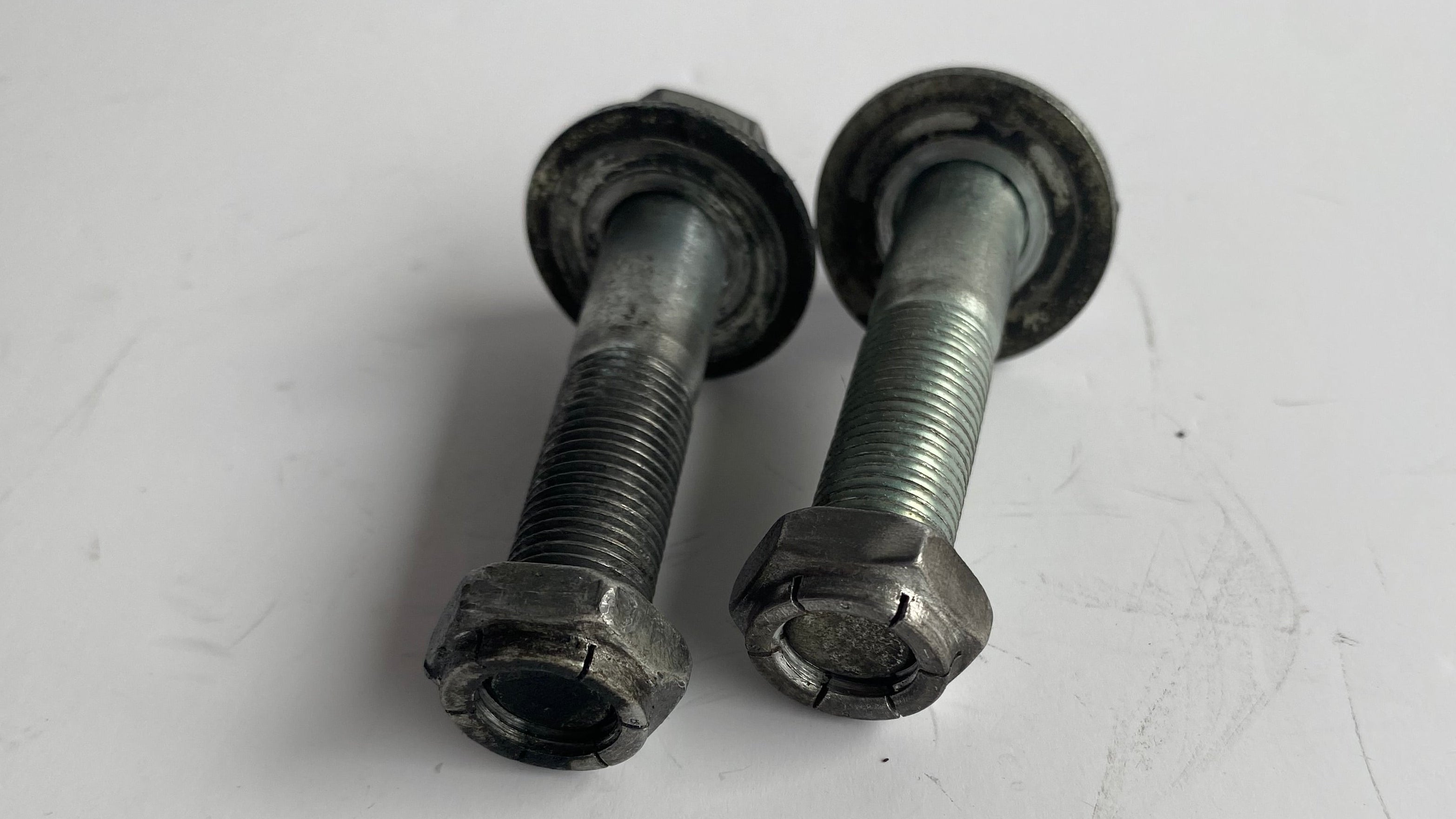 Jeu de 2 vis inférieurs amortisseurs Harley Davidson REF OEM 3958 & 7824