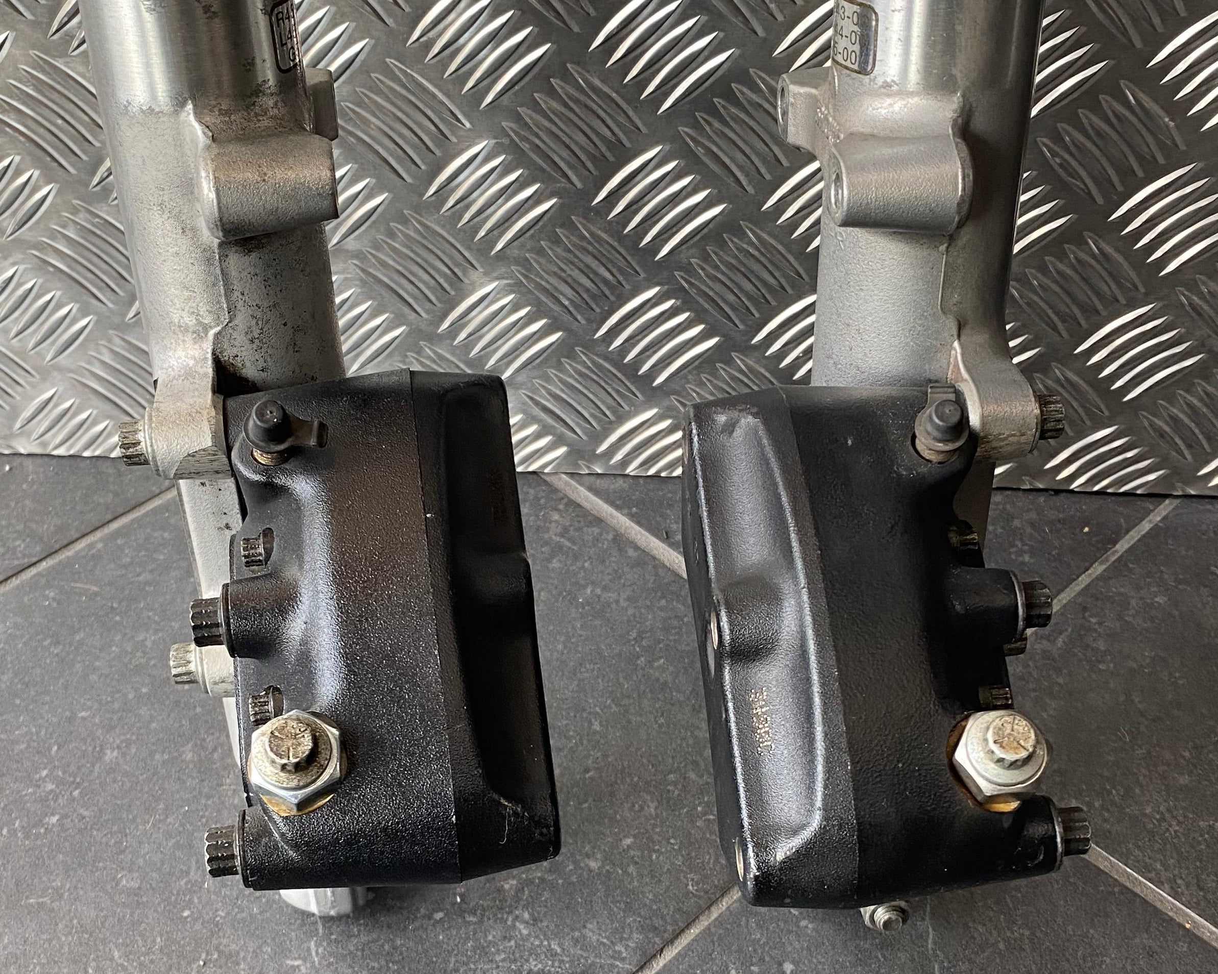 Fourche 39 mm réglables dual brake Sportster ou Dyna Harley Davidson REF OEM  45943-00 & 45944-00