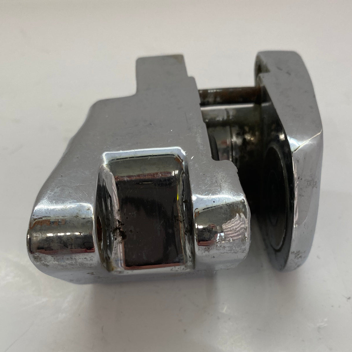 Etrier de frein avant droit chromé Harley Davidson REF OEM 44026-80