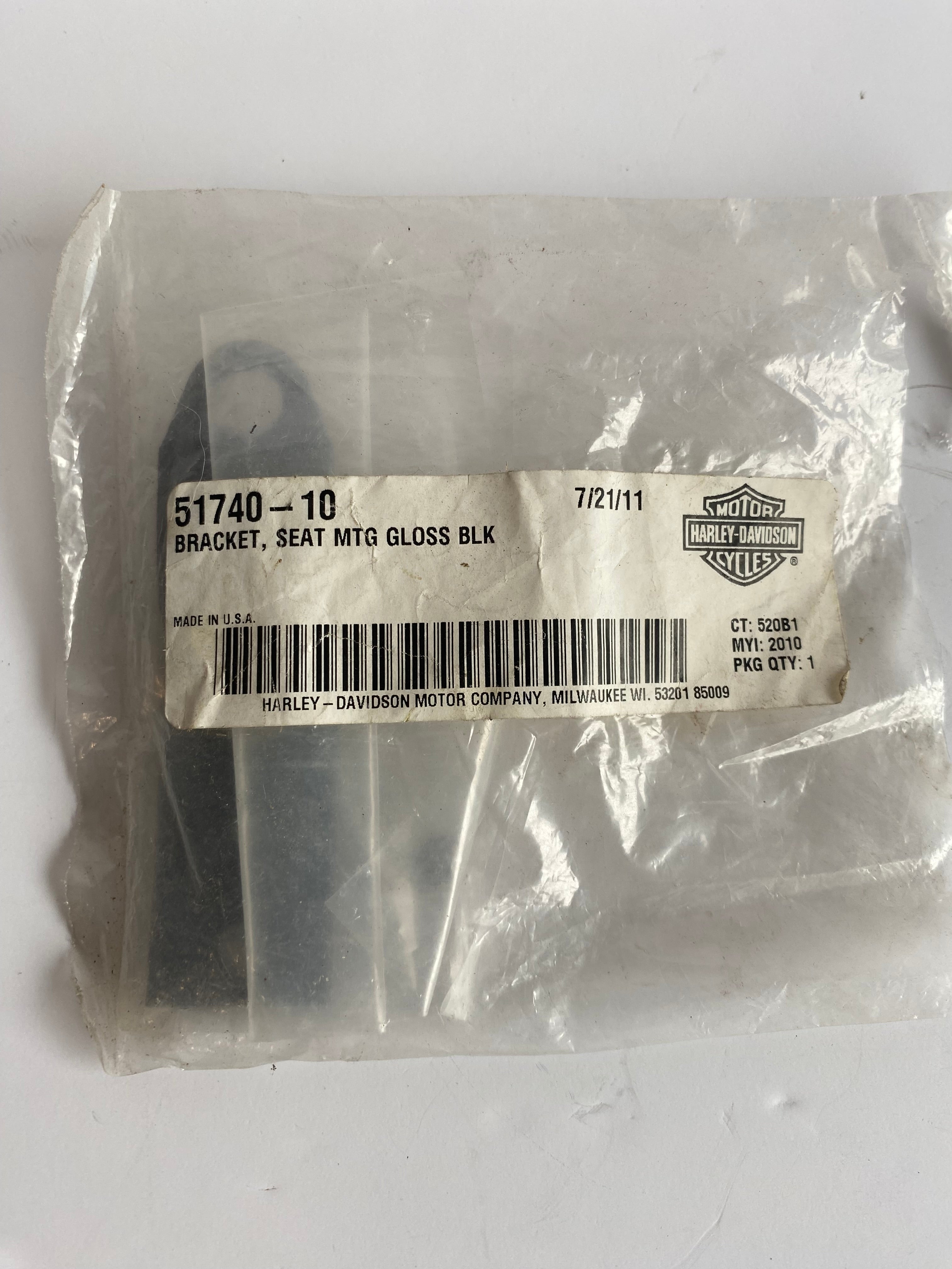 Patte de fixation noire pour selle Harley Davidson REF OEM 51740-10