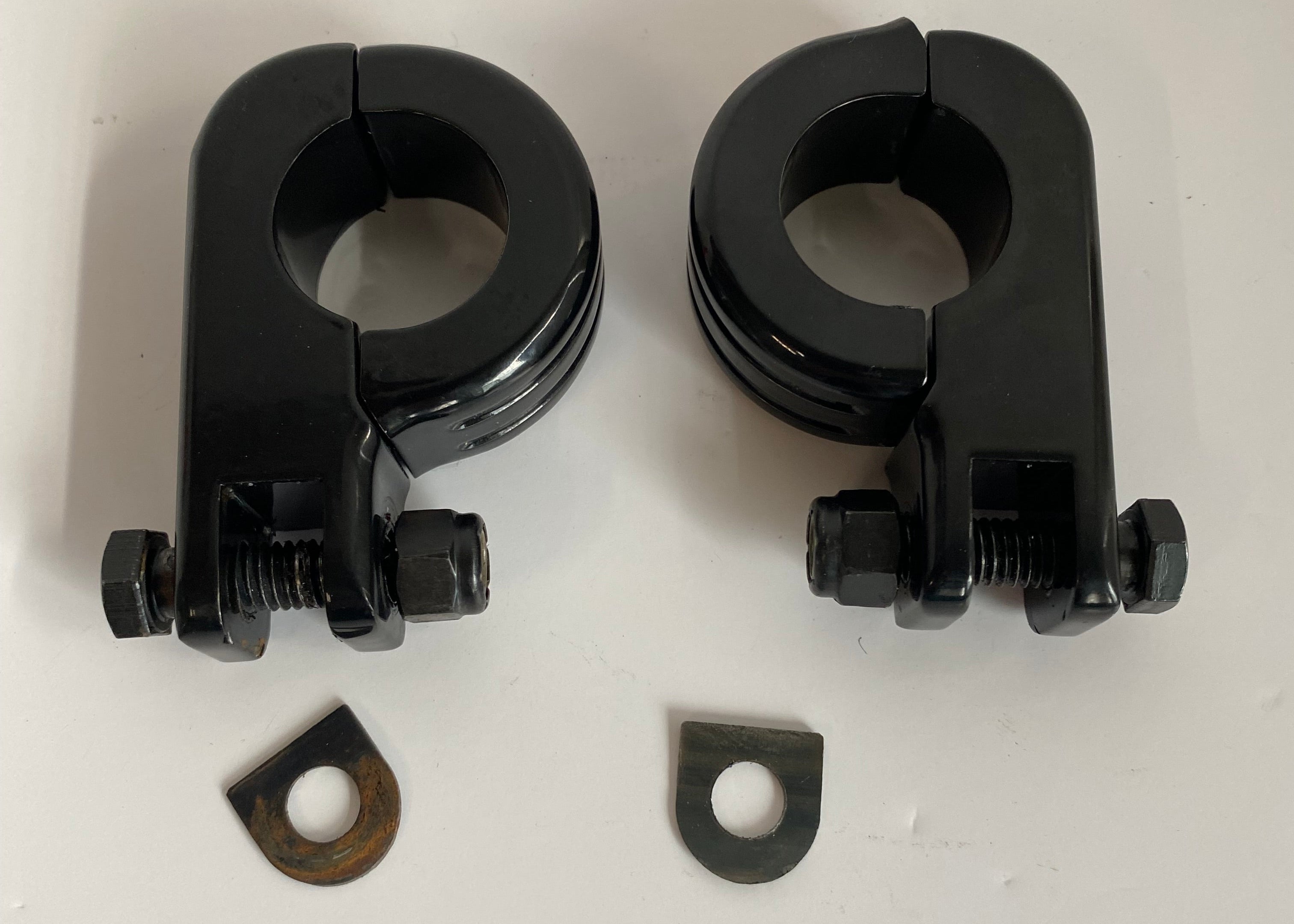 Jeu de supports noirs de cales pieds autoroute crash bar Harley Davidson REF MCS 515298