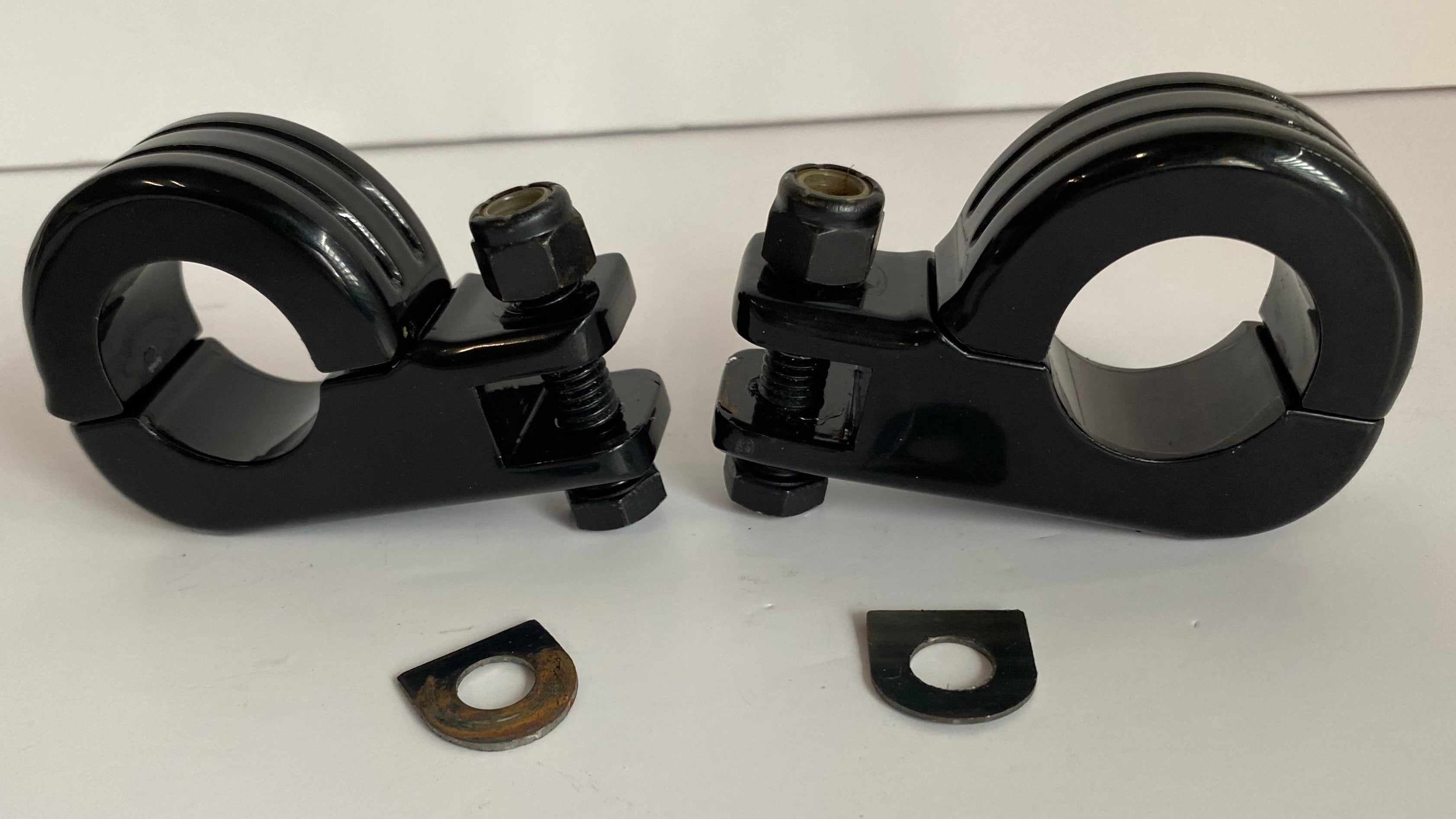 Jeu de supports noirs de cales pieds autoroute crash bar Harley Davidson REF MCS 515298