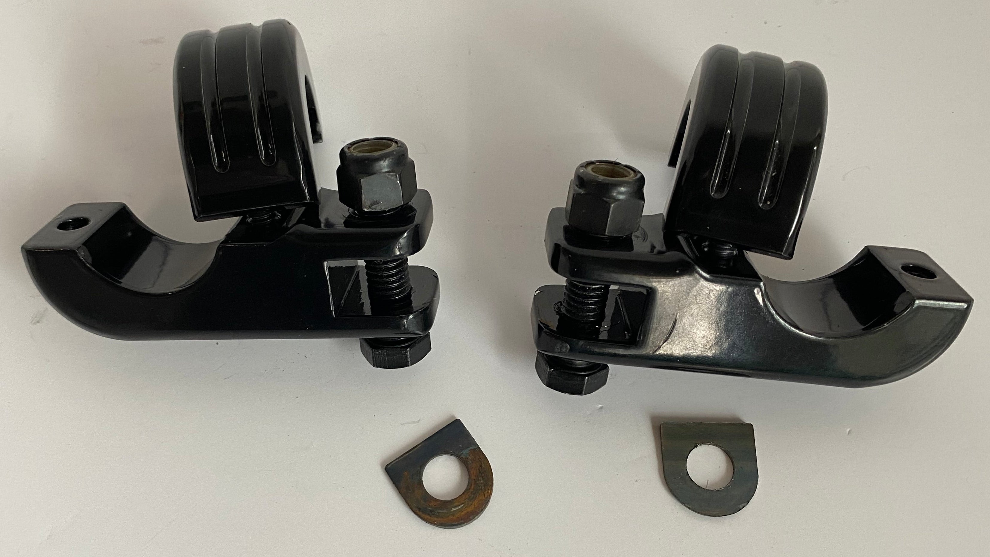 Jeu de supports noirs de cales pieds autoroute crash bar Harley Davidson REF MCS 515298