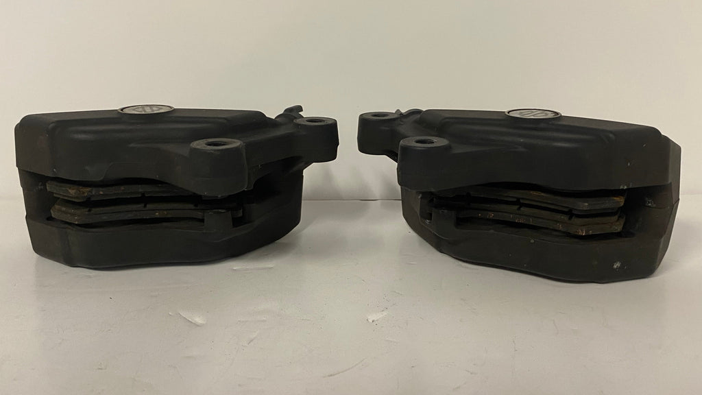 Jeu étriers de frein avant Touring Harley Davidson REF OEM 43027-08 & 44023-08