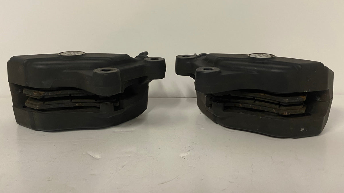 Jeu étriers de frein avant Touring Harley Davidson REF OEM 43027-08 & 44023-08