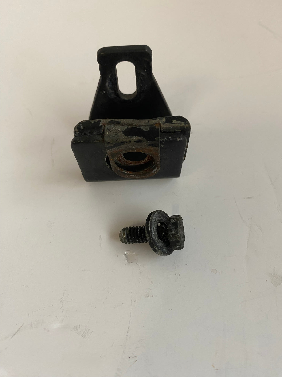 Patte de fixation arrière de sacoches Touring Harley Davidson REF OEM 47449-06