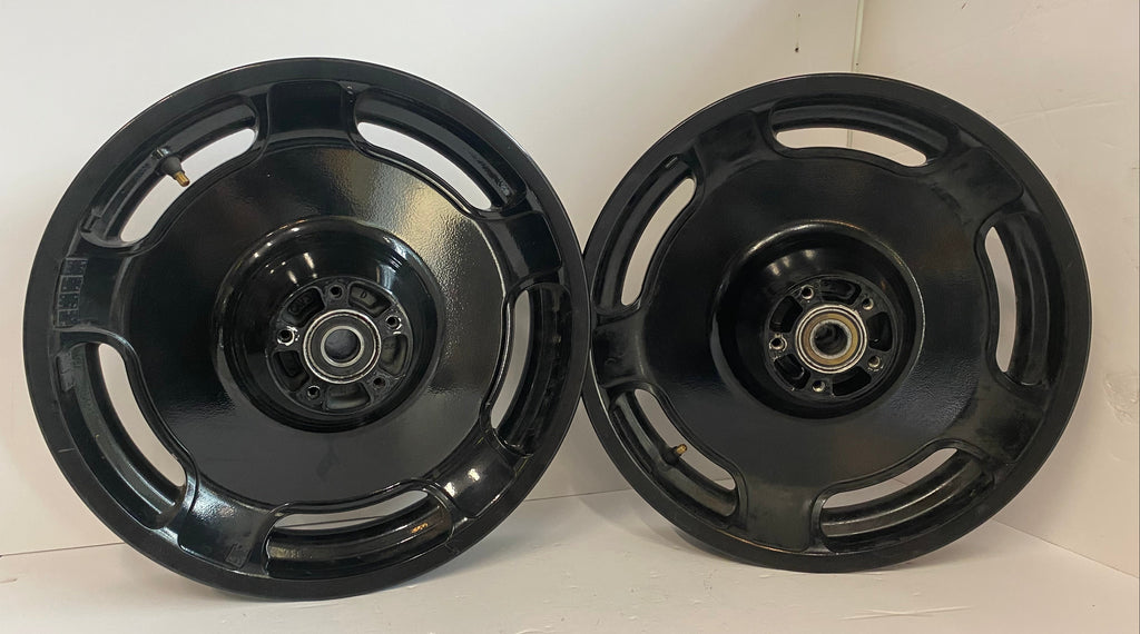 Jeu de roues noires 16 pouces avant et arrière Touring Harley Davidson REF OEM 41132-08 & 43585-08