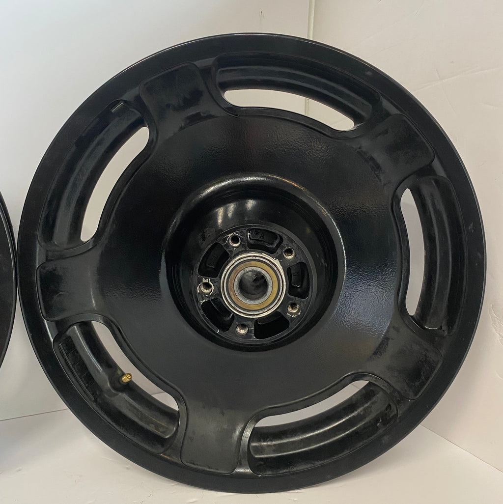 Jeu de roues noires 16 pouces avant et arrière Touring Harley Davidson REF OEM 41132-08 & 43585-08
