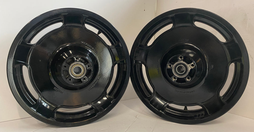 Jeu de roues noires 16 pouces avant et arrière Touring Harley Davidson REF OEM 41132-08 & 43585-08