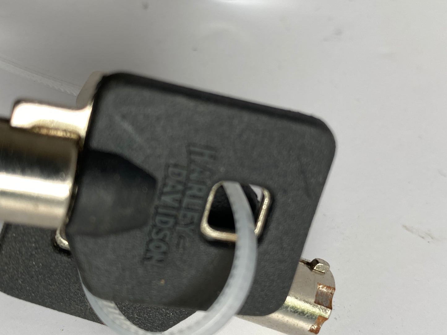 Serrure de tour pak & 2 clés Touring Harley Davidson REF OEM 53848-00