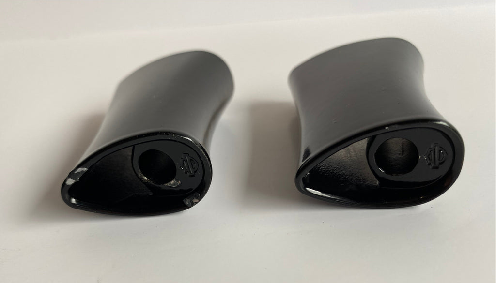 Satz mit 2 schwarzen Blinkerhalterungen Harley Davidson REF OEM 68277-07