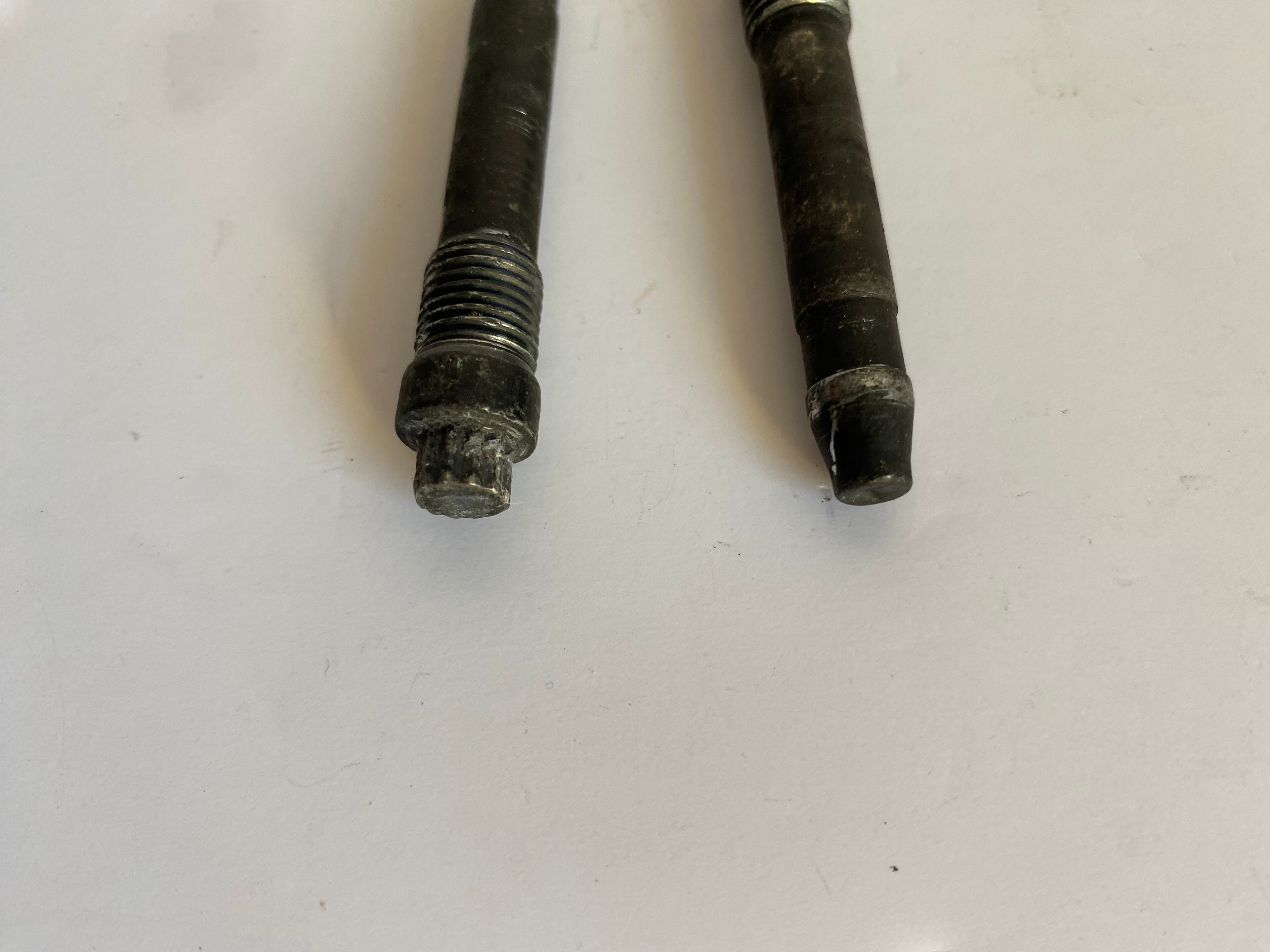 Jeu de 2 vis maintien plaquettes de frein Harley Davidson REF OEM 44314-00