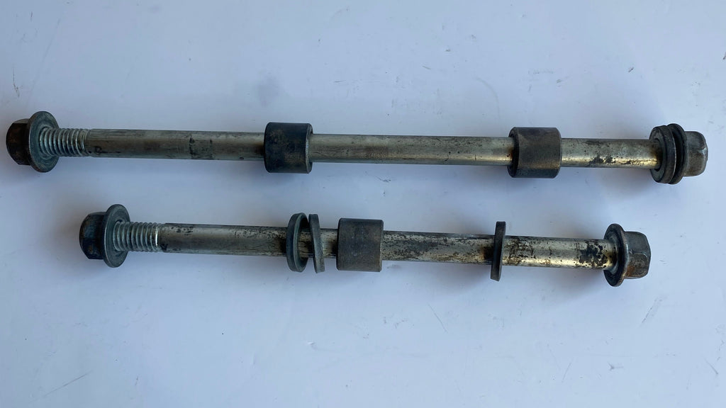 Jeu de 2 vis support moteur inférieur avant Softail Twin Cam Harley Davidson REF OEM 48054-00 & 48093-00