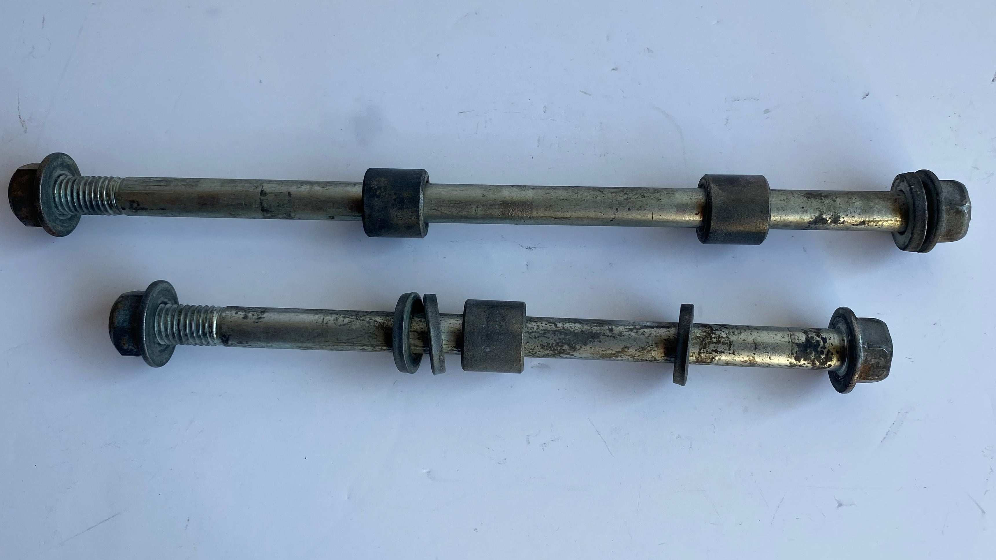 Jeu de 2 vis support moteur inférieur avant Softail Twin Cam Harley Davidson REF OEM 48054-00 & 48093-00