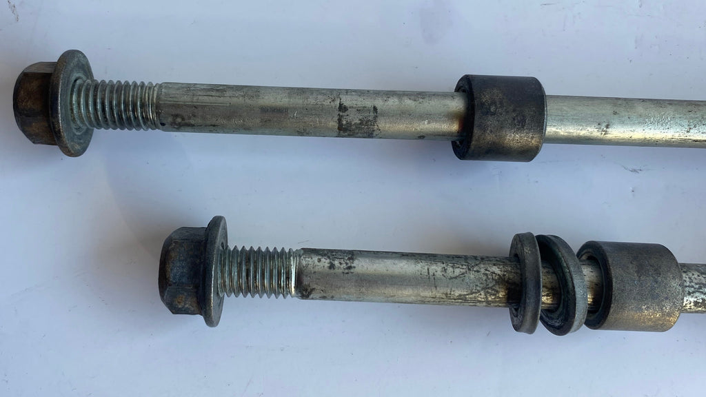 Jeu de 2 vis support moteur inférieur avant Softail Twin Cam Harley Davidson REF OEM 48054-00 & 48093-00