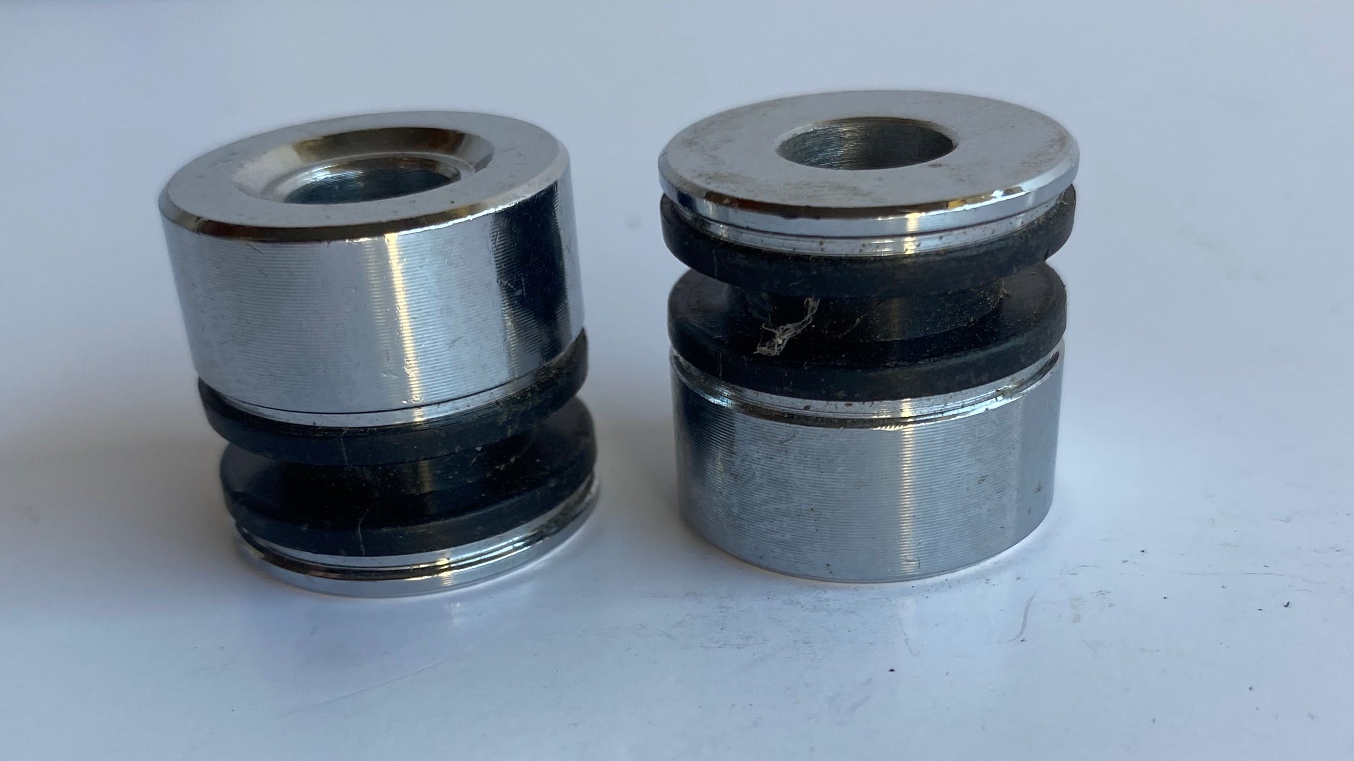 Jeu de 2 supports ancrage sissy bar détachable Harley Davidson