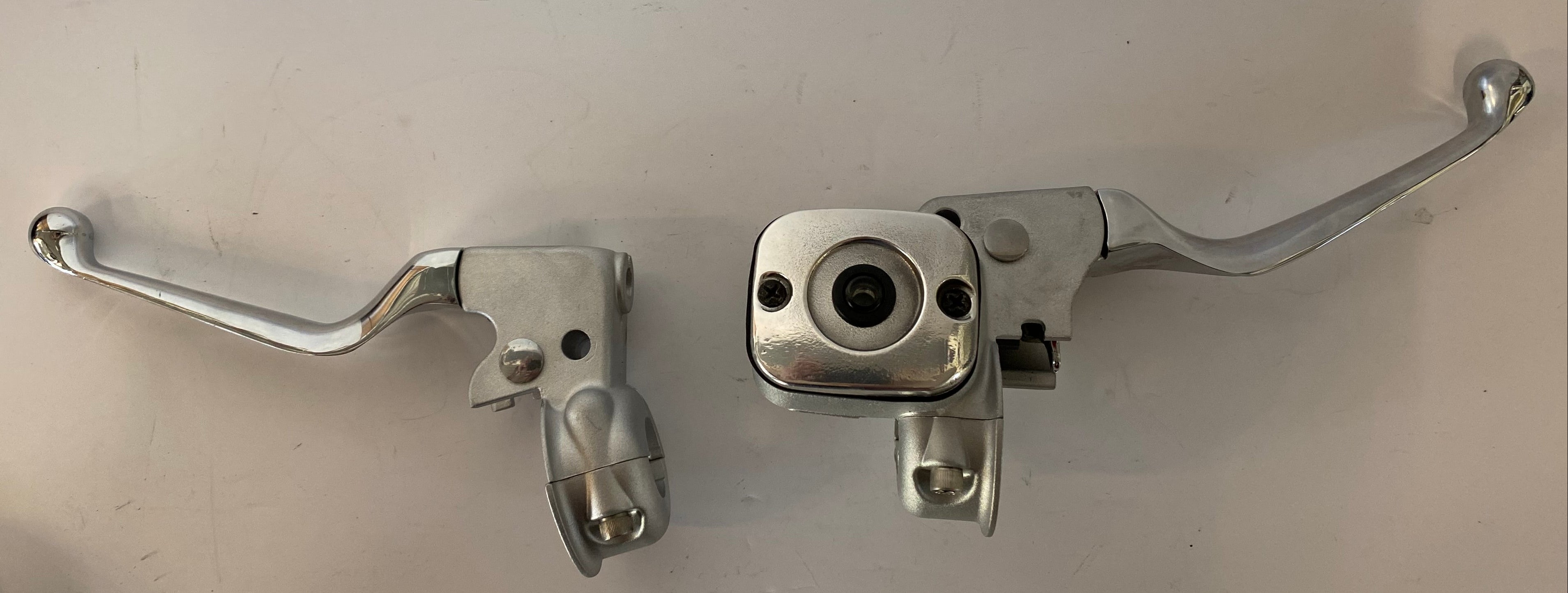 Jeu de manettes frein avant 11/16 et embrayage à câble Harley Davidson REF OEM 41700737 & 38608-96