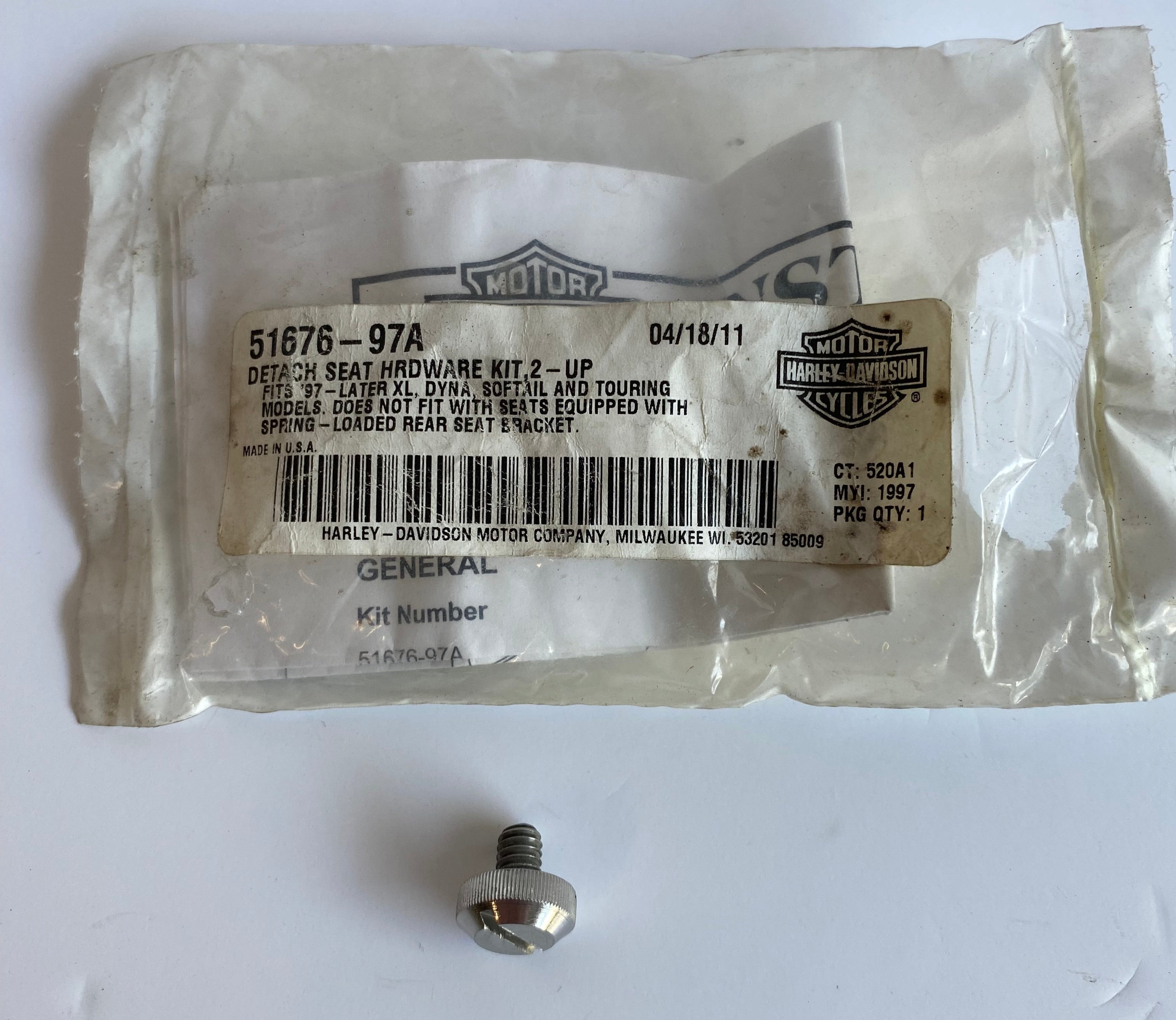Vis de selle moletée Harley Davidson REF OEM 51676-97A