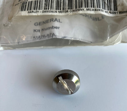 Vis de selle moletée Harley Davidson REF OEM 51676-97A