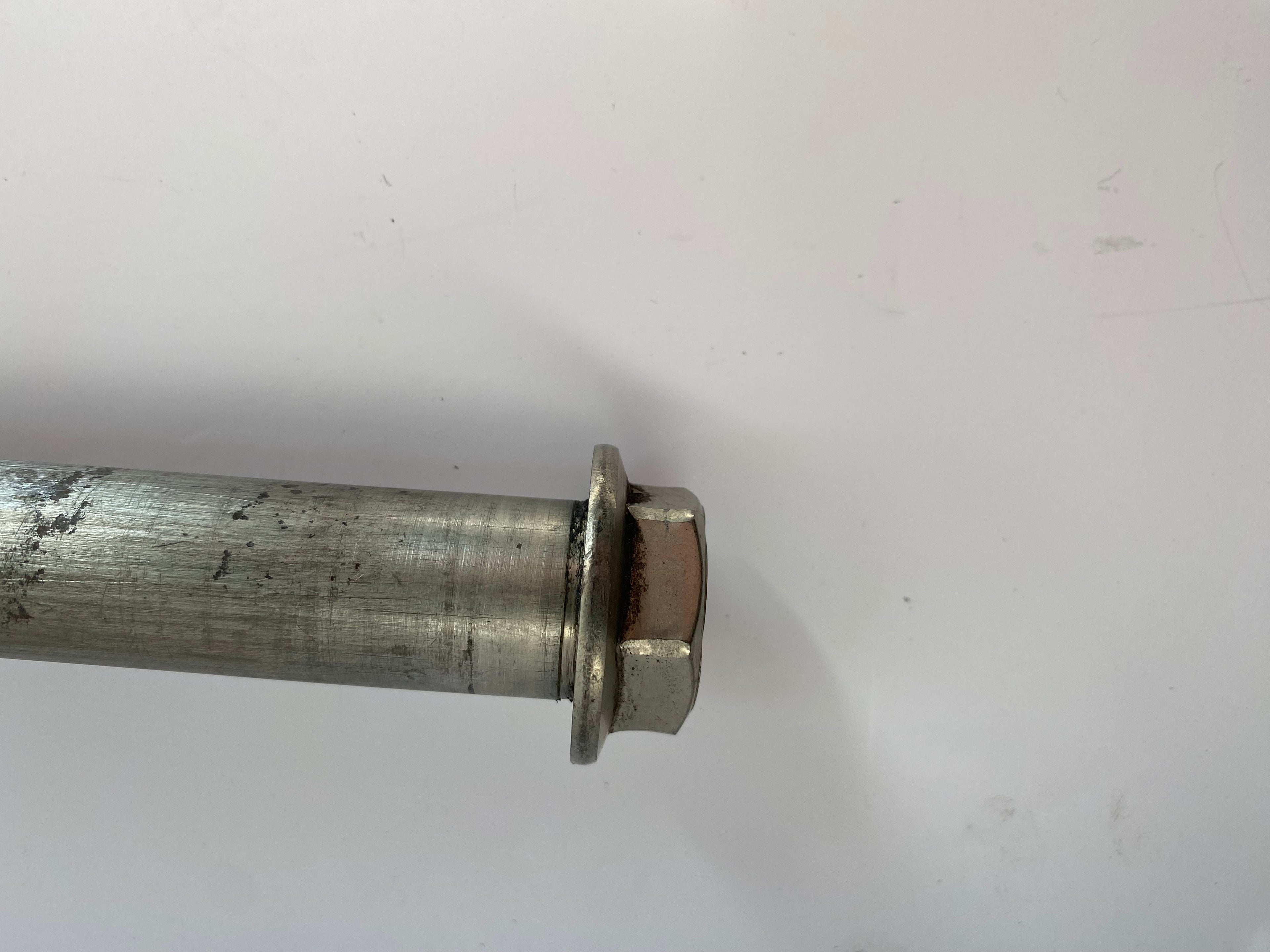 Axe de roue arrière Softail Harley Davidson REF OEM 41641-08 & 8020