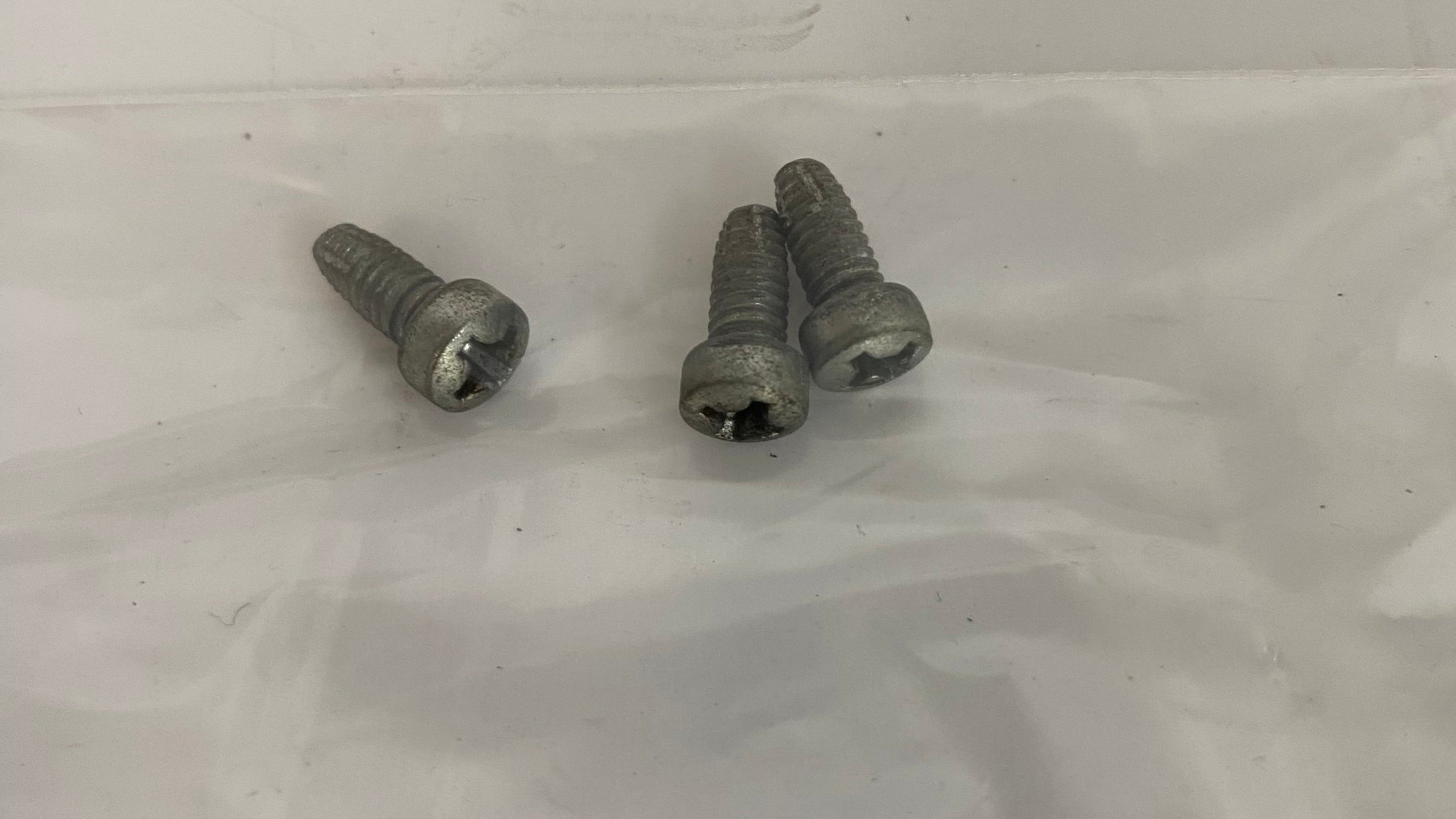 Lot de 3 vis support optique de phare 7 pouces Harley Davidson REF OEM 67721-48