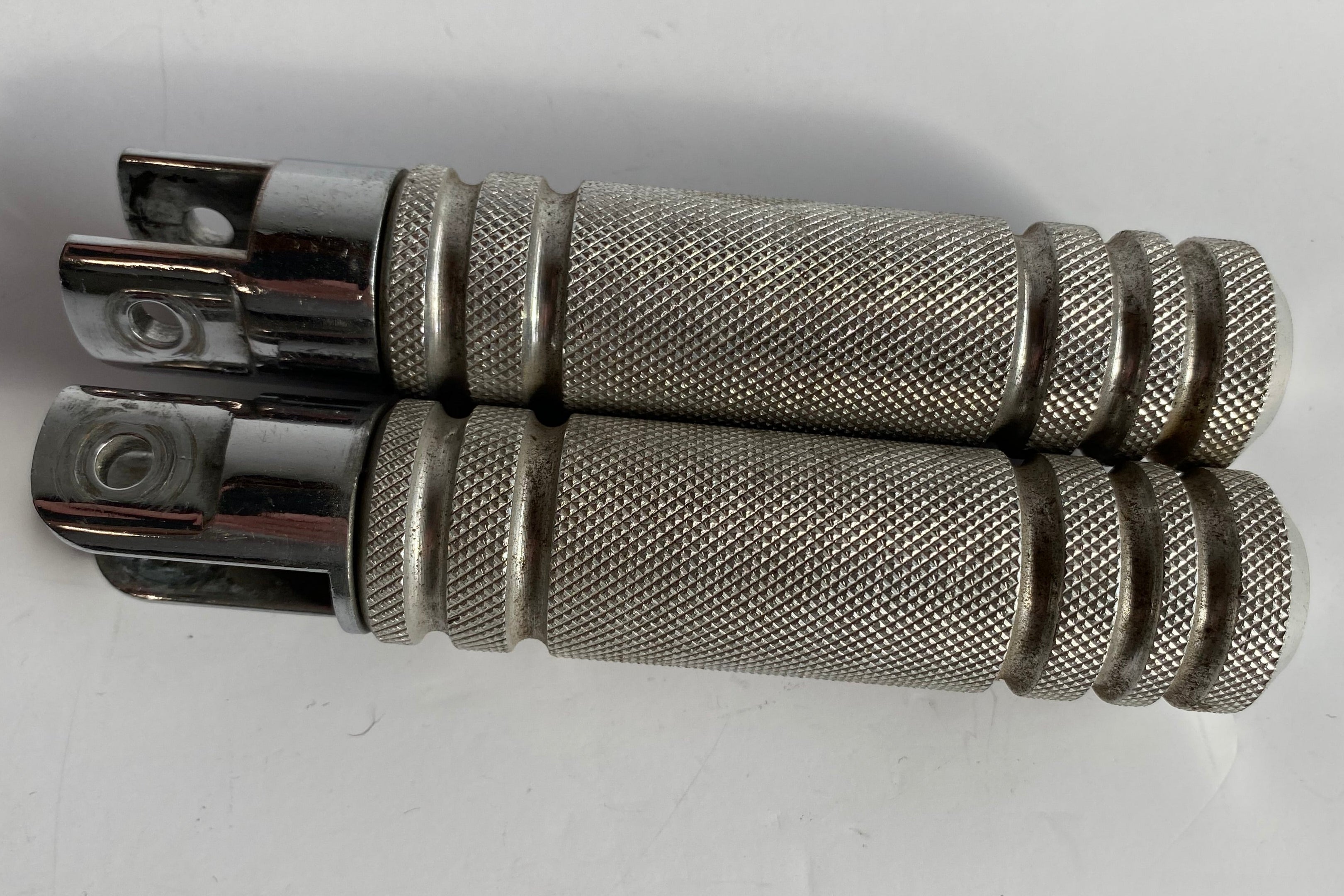 Jeu de cales pieds Knurled aluminium montage femelle Harley Davidson REF MCS 908925