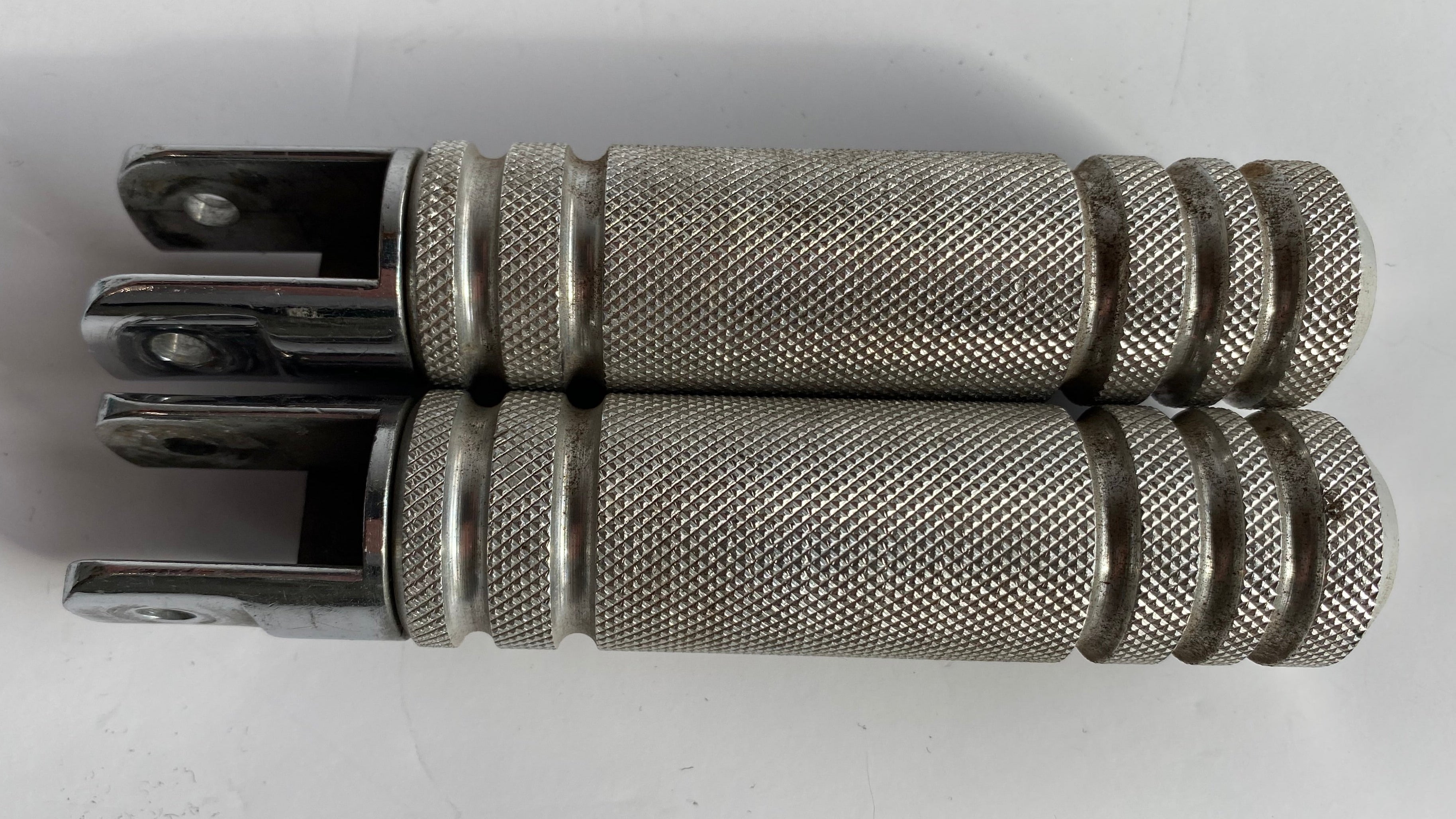 Jeu de cales pieds Knurled aluminium montage femelle Harley Davidson REF MCS 908925