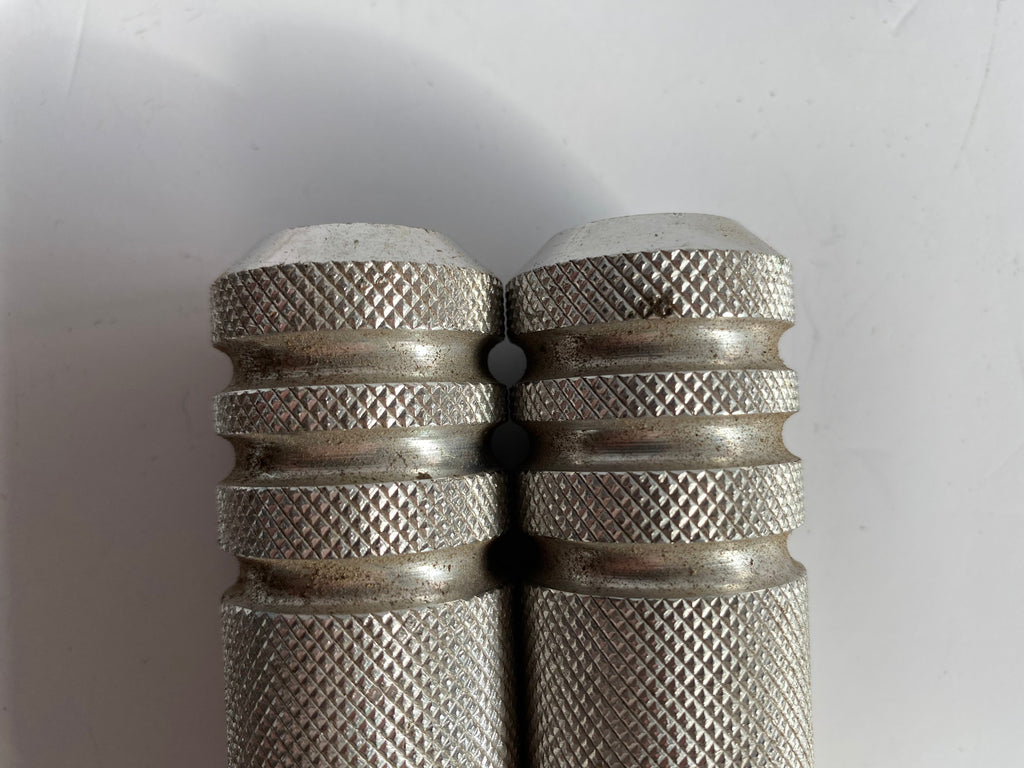 Jeu de cales pieds Knurled aluminium montage femelle Harley Davidson REF MCS 908925