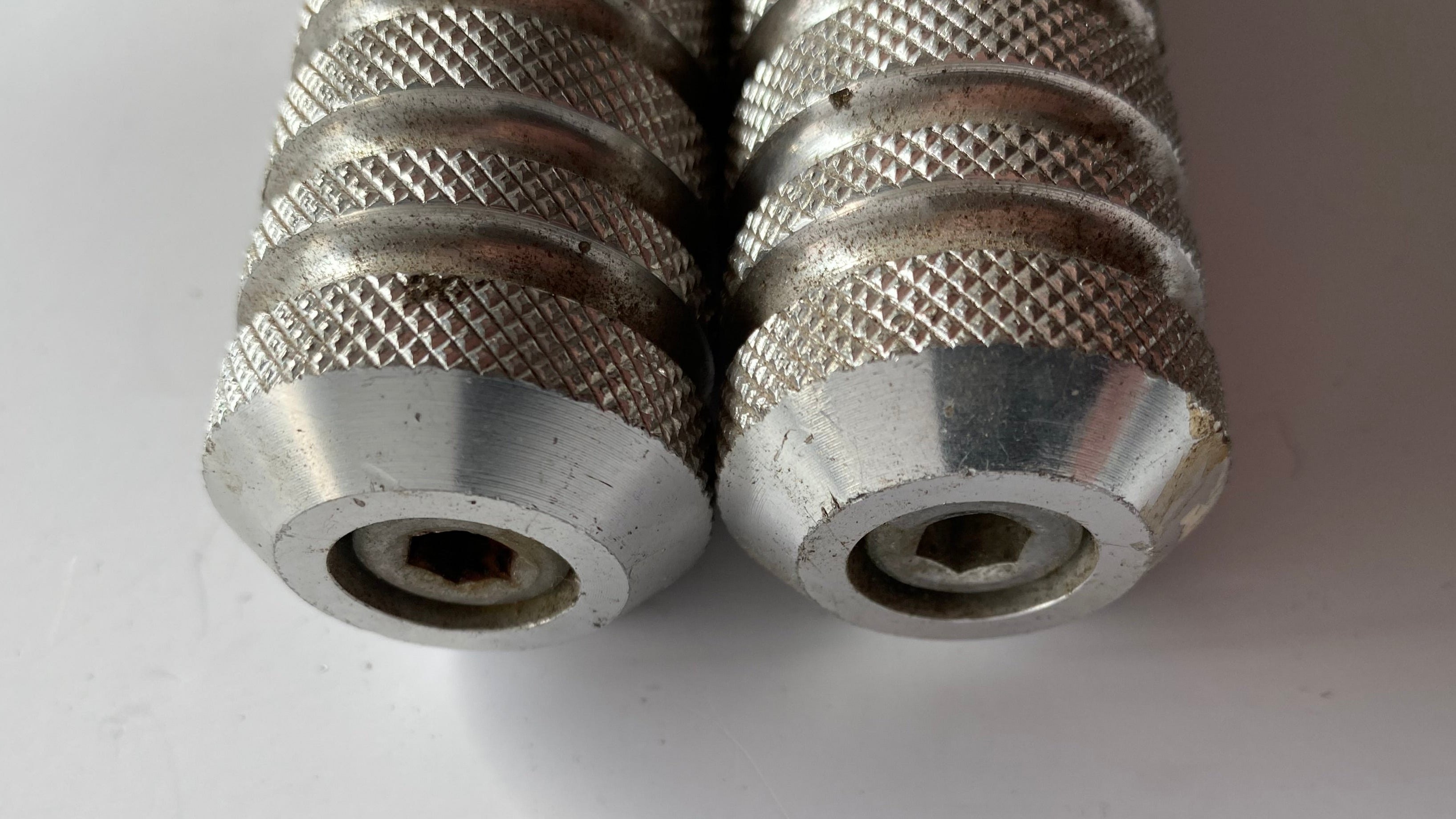 Jeu de cales pieds Knurled aluminium montage femelle Harley Davidson REF MCS 908925